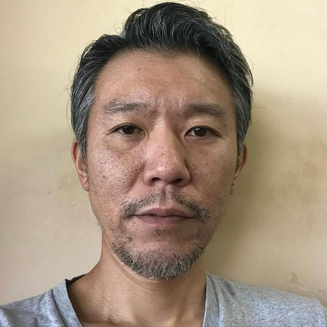 西森洋一さんのインスタグラム写真 - (西森洋一Instagram)「「入院7日目」日記2019年  、 「入院してると思われず」 、 入院7日目､突入。 、 朝六時起床。 おはよう御座います、起床と同時に抗生剤、頂いております。 、 いや、頂いておりません。　 気に入っていた導入文だったのですが……飲み薬に､なりました。　つまらん。　 、 ♦︎12時40分……  日記朗読ライブの作家と、クロスバー直撃の前野が、お見舞いに来てくれた。 、 前野とは､同じマネージャーだ。  だから､直接マネージャーから、病状を聞きつけて、来てくれたのだと思う。　 、 2人とも、僕のツイッターの文面を見ても、、 まさか入院しているとは思っていなかったらしく、聞いた時は驚いたらしい。 、 SNSで発表する際、マネージャーから､この文面で！　と、推奨された。 入院していることは、何故かは分からないが､公表しないで欲しいとのこと。　 全く意味は分からないが、上が言っているらしく､従う。　 、 文面はこうだ。 〜〜〜〜〜〜〜〜〜 福岡のチケットを購入していただいたファンの皆様、申し訳ありません。 体調を崩し⚠️明日の公演が中止になりました。 ほか予定していた仕事も、お休みしております。  ⚠️1月に振替公演を行う予定です。 チケットの払い戻し・振替に関しましては チケットよしもと〇〇〇を🙇🏻 〜〜〜〜〜〜〜〜〜〜〜〜 、 この日､1日だけ休むかの様な文面。 思った通り、この文面では…… 誰一人として重病とは､思っていなかったのだ。　 、 しかし、マネージャーは、病院に来る度に、毎回同じ事を言う。　 今日も､言っていた。  「誰か､お見舞いに来ました？」 、 あの文面で､来るか〜！　 、 誰も重病と思って無い筈だ！という旨を伝えるが、殆ど響かず。 、 食事中のカンフーの達人に､何度も殴りかかるが、、 ご飯食べながらのまま、あしらわれてるみたいになった。 、 何なら、その少し後の､僕の違うツイートを観た､一般の人からは…… 「体調が戻って良かったですね！」と､コメントが来た。 この人は、この人で、、文の読解力の無さに､ビックリする。   絶賛入院中、、絶食168時間突入。　 、 、 おやすみなさい。 、 PS……一緒にラジオをしている柴田アナウンサーが、夕方お見舞いに来てくれた。 、 フルーツ盛りを持って来た。 、 だから、何も食べられへんねん！　 どういう情報のもと、やってきたのだろう。 、 😀このような日記を本にしてます。『西森本』で検索 😀このような日記を朗読するライブ「日記朗読ライブ」も五月に」4月14日 23時22分 - nishimori_monster