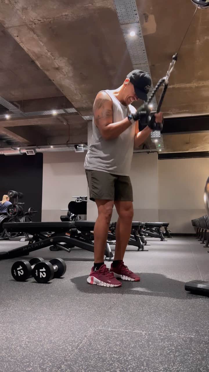 ロバート・アーンショウのインスタグラム：「Discipline = freedom 💎  #discipline #fit #fitness #gym #fitnessmotivation」