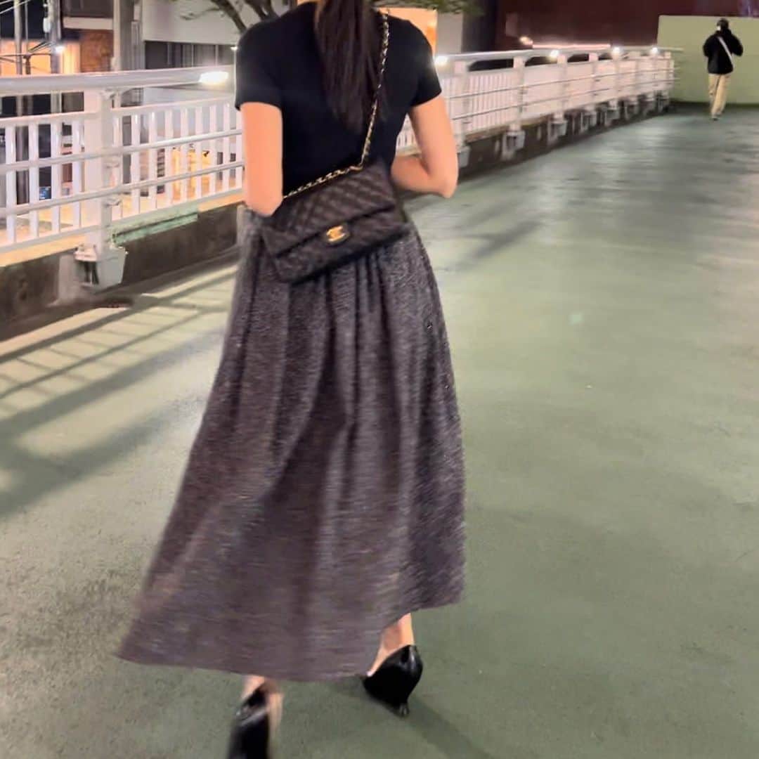 申真衣のインスタグラム：「ちょっとぶりの夫婦時間🍻 食べる時、どんなけ頷くの私😂という発見がありましたね  T-shirt @petitbateau_jp  skirt @blamink.official  shoes @newbottega」