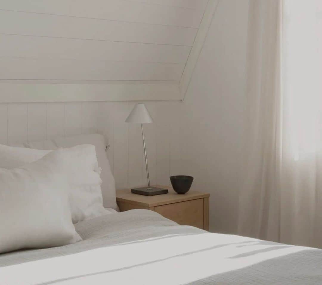 Frida Ramstedtのインスタグラム：「The Beautiful Home of @saraullvetter 🤍  Jag fick lite goda råd av en man som kom in på vårt nya kontor häromdagen. Han menade att det är lite fegt och ängsligt att inte måla väggarna i starkare kulörer, nu när det är så trendigt också. ”Du är snart omodern, du måste våga lite mer färg…”   Jag håller inte med. Eller jo, han kanske har en poäng i att jag personligen inte är särskilt trendig eller modern i min stil. Men det är jag inte så brydd om heller. Det som störde mig mer i hans spontana rådgivning var påståendet att mina kulörval skulle handla om feghet eller frånvaro av mod.  Det har absolut inget med det att göra.  Jag mår och trivs bäst i miljöer som är målade i naturnära kulörer. Som är milda i kontrasterna och mjuka i konturerna. Det handlar inte alls om vare sig rädsla eller avsmak för starkare färger. Jag tycker det är jättefint hos andra. Det handlar mer om min förkärlek till det jag uppfattar som harmoniskt och vilsamt. Och vad som ligger i det begreppet är ju högst individuellt.   Därför provocerar det mig lite när andra tar sig rätten att sätta en etikett på mitt ”varför”. Jag skulle ju aldrig komma på tanken att göra det omvända. Eller säga något motsvarande typ ”Du borde nog ta och tona ner din inredning lite… Funderar du aldrig på varför du känner ett sådant behov av att sticka ut hela tiden och varför du dras du egentligen till så färgstarka miljöer? Är det för att du bryr dig mycket om vad andra ska tycka om dig kanske?”  Det vore helt orimligt.   Men av någon anledning verkar det vara mer okej att säga att ”färglösa” hem per definition är tråkiga och ängsliga.   Det är väl modigt om något att stå kvar i det man trivs med. Även när trendpendeln svänger åt diametralt motsatt håll? Oavsett vilken riktning det må handla om.」