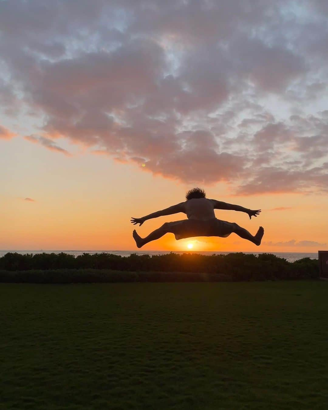 TAKAHIROさんのインスタグラム写真 - (TAKAHIROInstagram)「SUNSET JUMP🌅🦅  おやすみなさい。 #イーグルになったつもりが #モモンガ #でもやっぱり #アライグマなんだもの」4月14日 23時19分 - exiletakahiro_official