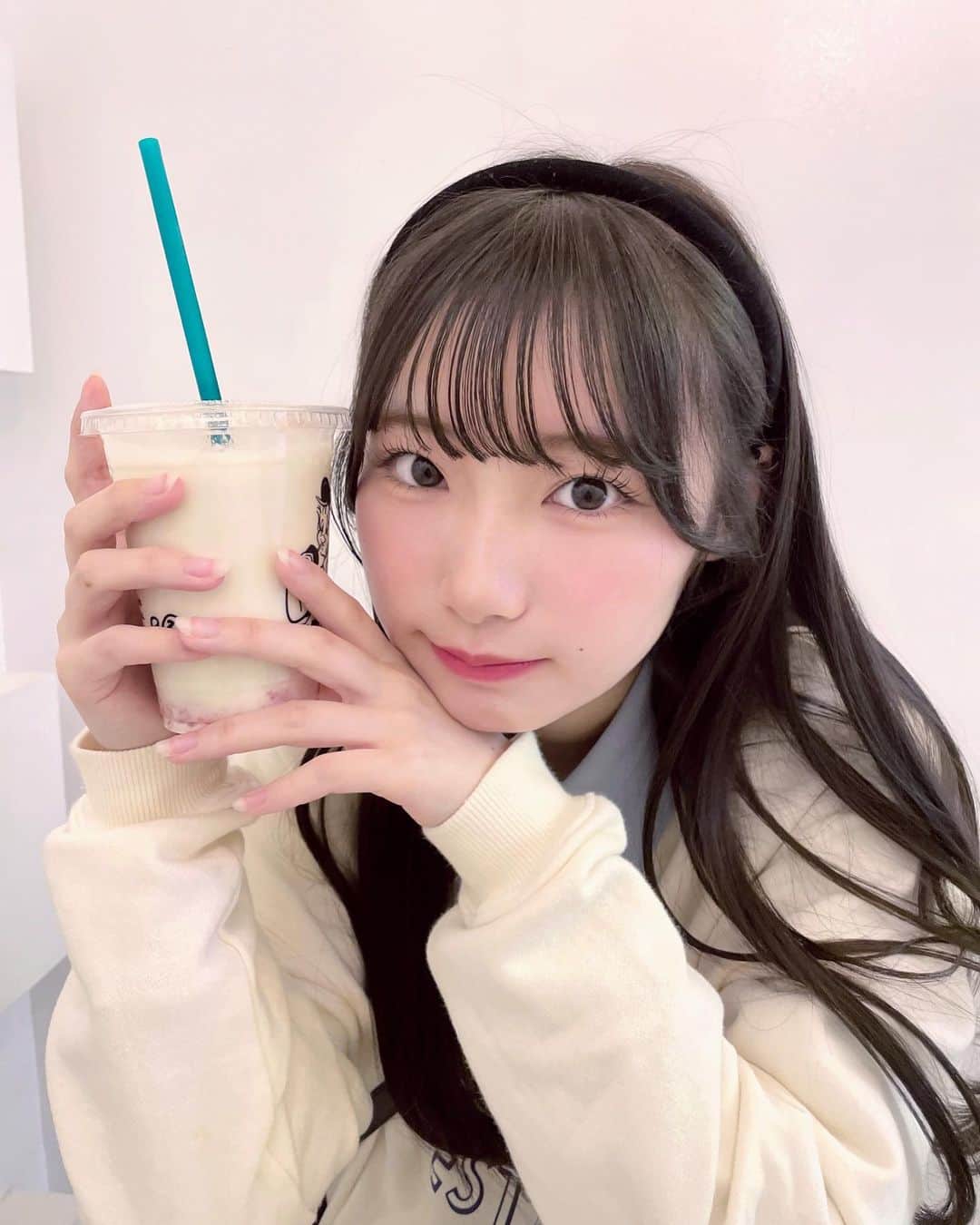 倉島杏実のインスタグラム：「🥤🫧  この前飲んだ いちごバナナミルク美味しかった…   #ljk #05 #アイドル #SKE48 #黒髪ロング #カチューシャ #メイク好き #バナナジュース すき」