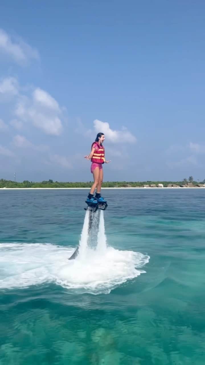 ステファニー・ブリットのインスタグラム：「Quero dedicar esse momento ao meu marido, meu coach de fly board nas horas vagas… 😂😂 Te amo ❤️  .」