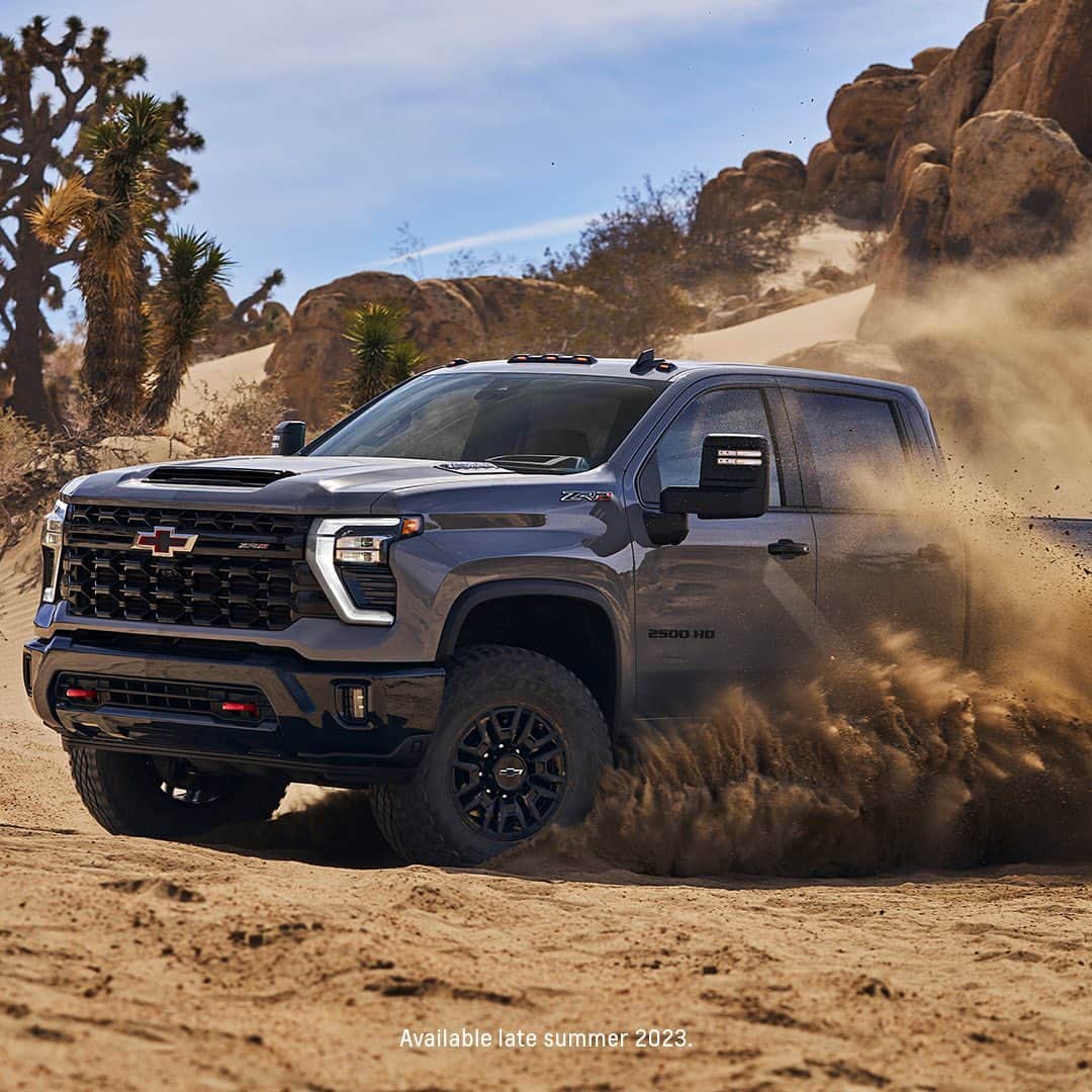 シボレーのインスタグラム：「In this powerhouse, we hope the dust never settles. Meet the First-Ever #SilveradoHD #ZR2.」