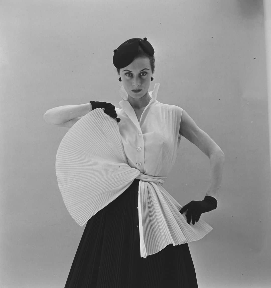 lifeのインスタグラム：「Woman modeling Hubert de Givenchy fashion, France, 1952.  Throughout the 1950s, LIFE magazine traced the evolution of fashion from demure tailored shirts and classic beach looks to casual college trends and elegant evening wear - visit the link in bio to view more fab 50s fashions.   (📷 Nat Farbman, 1952/LIFE Picture Collection)  #LIFEMagazine #LIFEArchive #NatFarbman #Givenchy #Fashion #Style #1950s #Model」