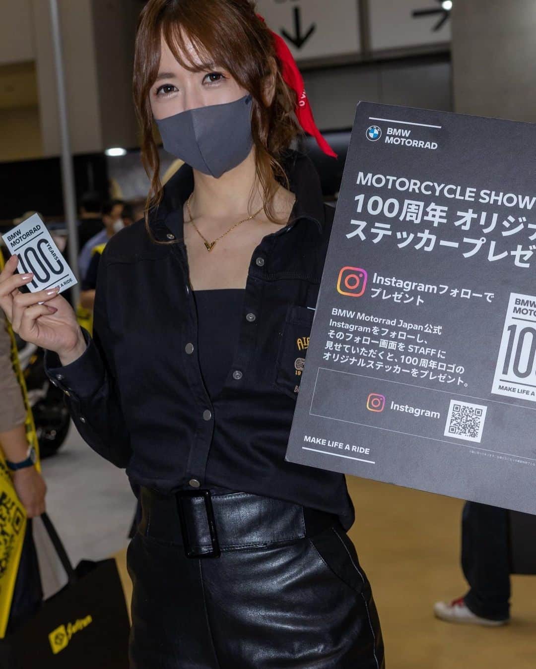 奥村美香のインスタグラム：「東京サイクルモーターショーの時の写真沢山頂きました🥹 ありがとう💗 BMWブースでお仕事☺️💓  また色んなイベントに参加しますので 会った時は声掛けてね🥰 ５月はS耐レースクィーンで冨士行くよ🥺  #東京サイクルモーターショー #モデル  #東京ビックサイト　#BMW #バイク #バイク好きな人と繋がりたい  #レースクィーン  #s耐  #レースグィン好きな人と繋がりたい」