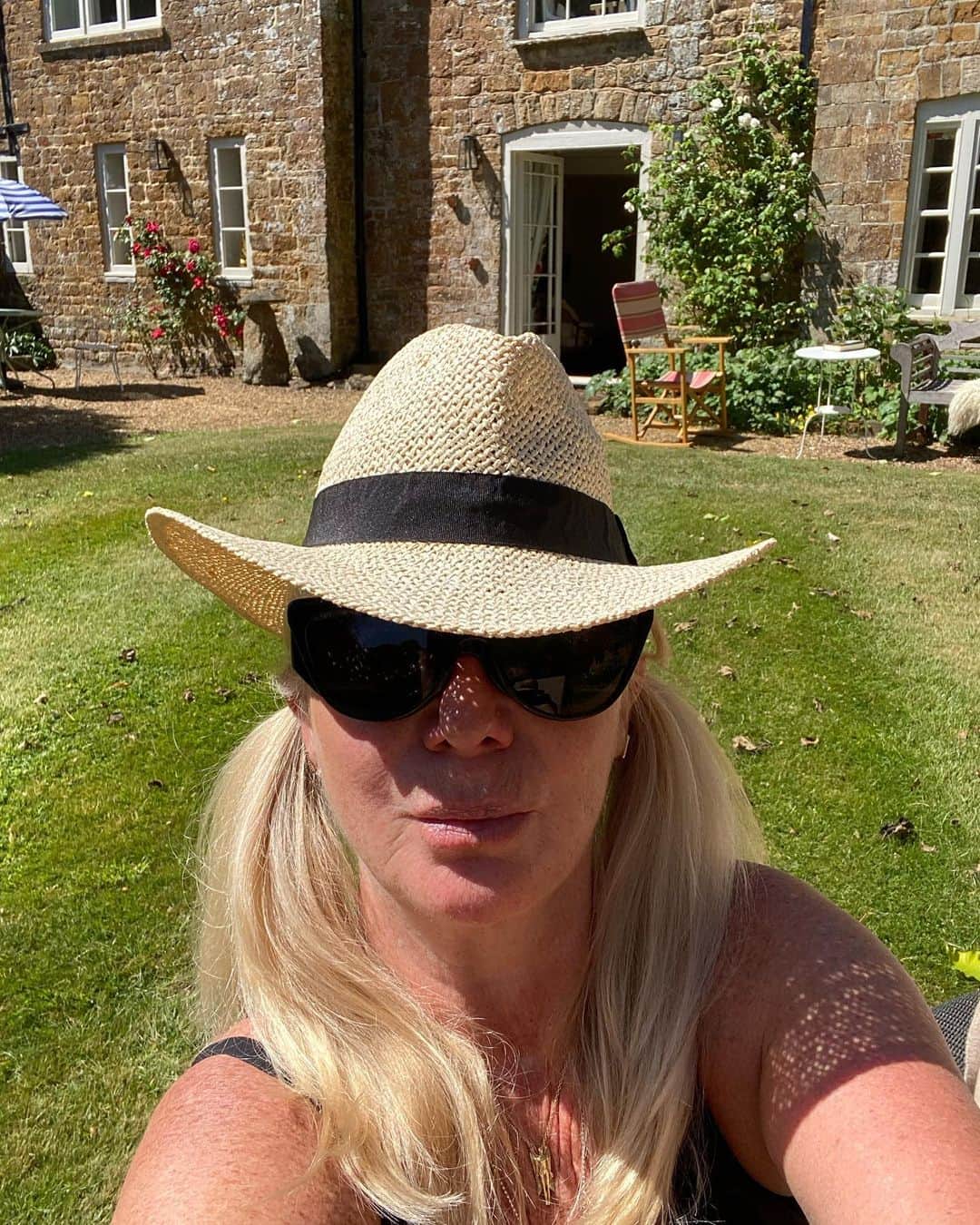 ValGarlandのインスタグラム：「And relax ….. Friday ✅✅✅」