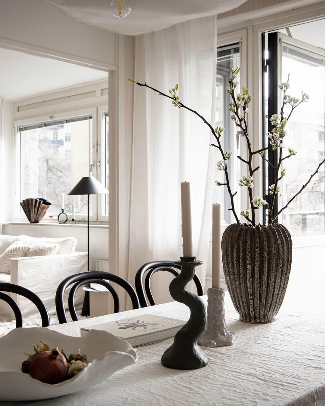 Bjurforsのインスタグラム：「Vi önskar er en trevlig fredag från denna spatiösa femrummare i Linné 🌿  Nordostpassagen 22 | 5 ROK. Foto: @mariasahlander Styling: @epokinterior   #bjurforsgöteborgcity #mäklarehugoalfredsson #inredning #scandinavianinterior #scandinavianhome #köksbord #matsalsbord #linne #slottsskogen」