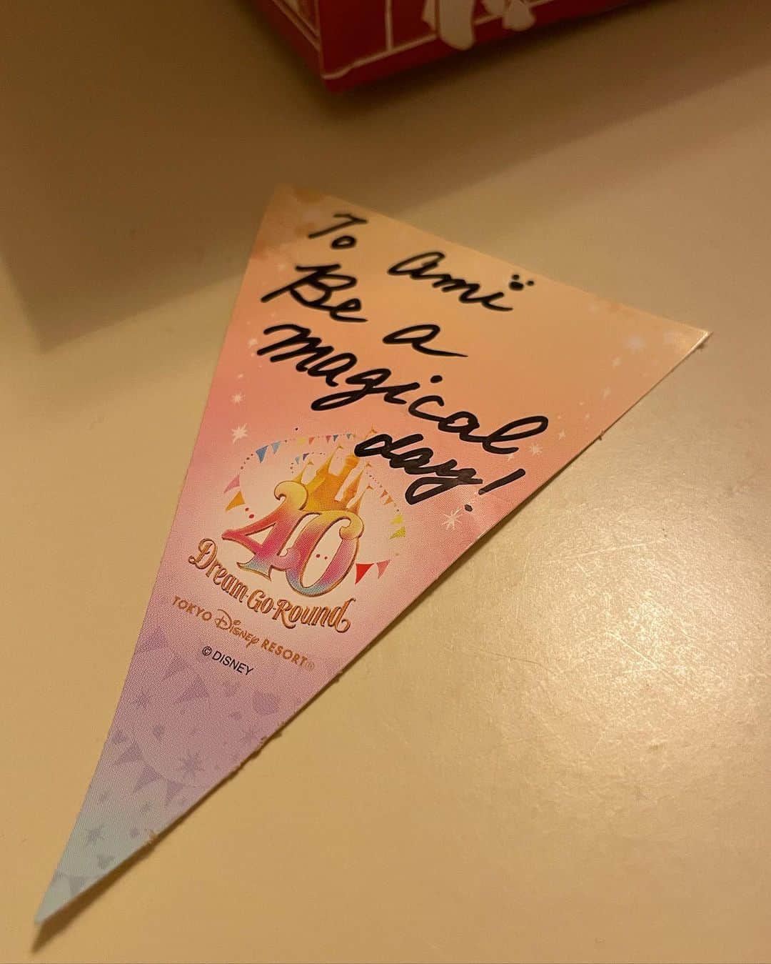 前田亜美さんのインスタグラム写真 - (前田亜美Instagram)「.  . Disneyland40周年….✩*.🏰.*✩ . 🌈. . ひと足お先に満喫してきました(´-`)oＯ. . .  食べ物やグッズもカラフルで最高だったーーーー！！！ ぜーーんぶ可愛かったー！！. . そして、開園40周年おめでとおおおう！！！ . .  . 食べたかったフードもたくさんありすぎて 食べられなかったので…また次回にとっておく！🤍🥹. . 乗り物もたくさん乗ったし、 半年ぶりのカリブの海賊は嬉しすぎて、好きすぎて2回も乗った!. . .   #ディズニーランド  #東京ディズニーランド  #東京ディズニーリゾート  #disneyland  #40周年  #dreamgoround」4月14日 23時33分 - ami___maeda0601