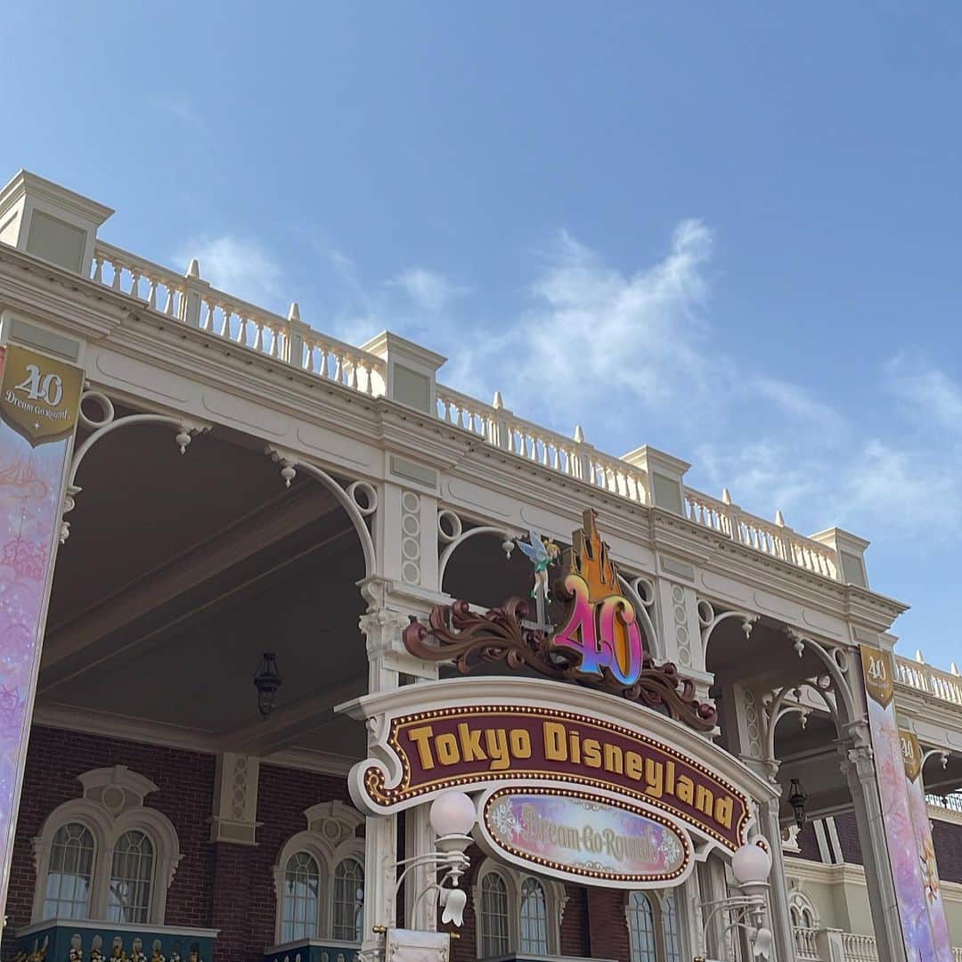 前田亜美さんのインスタグラム写真 - (前田亜美Instagram)「.  . Disneyland40周年….✩*.🏰.*✩ . 🌈. . ひと足お先に満喫してきました(´-`)oＯ. . .  食べ物やグッズもカラフルで最高だったーーーー！！！ ぜーーんぶ可愛かったー！！. . そして、開園40周年おめでとおおおう！！！ . .  . 食べたかったフードもたくさんありすぎて 食べられなかったので…また次回にとっておく！🤍🥹. . 乗り物もたくさん乗ったし、 半年ぶりのカリブの海賊は嬉しすぎて、好きすぎて2回も乗った!. . .   #ディズニーランド  #東京ディズニーランド  #東京ディズニーリゾート  #disneyland  #40周年  #dreamgoround」4月14日 23時33分 - ami___maeda0601