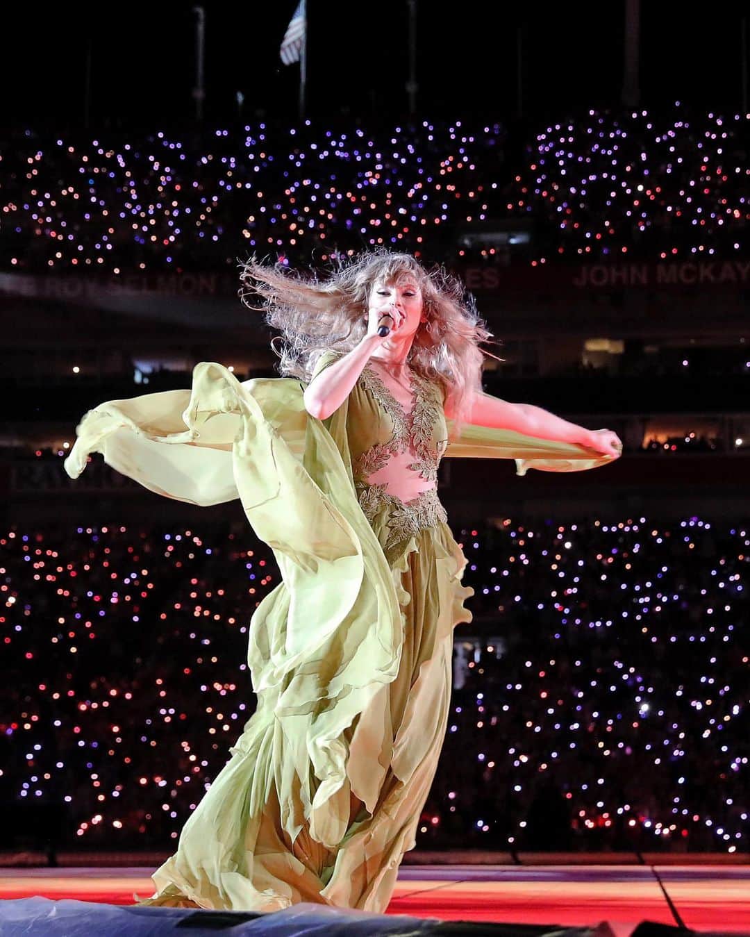 ELLE Magazineさんのインスタグラム写真 - (ELLE MagazineInstagram)「#TaylorSwift put on her first #ErasTour concert last night after news of her #JoeAlwyn split broke, and yes, she alluded to the breakup…and debuted four new stunning outfits. Link in bio for a full breakdown of her return to the stage.」4月14日 23時34分 - elleusa