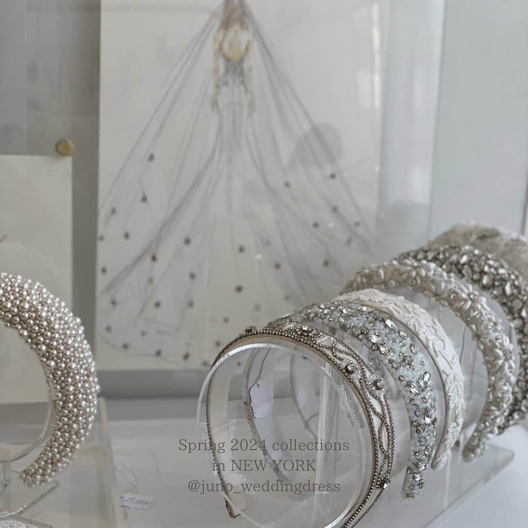 JUNOのインスタグラム：「"Various accessories!!"  春の訪れとともに 今季も心待ちにしていた　 Bridal Fashion Weekがやってきました。  ニューヨークで開催されている ブライダルファッションウィークで JUNOのバイヤーもコレクションを巡り、 花嫁さまのためのドレスを一点一点、 想いを込めてバイイングしています。  トレンドインし続けてきた フラワーモチーフやボリュームスリーブ、 レースやボウをモードにアップデートしたデザインも 目を惹く今回のコレクション。  お届けできることを、 心より楽しみにしています。  @juno_weddingdress のアカウントで 引き続き最新の情報をお届けしてまいります。 ぜひお楽しみに🕊  You can see the new collections and latest things of #nybfwspring24 on this account. Please keep checking.  ※画像はNew York bridal fashion weekの ご紹介となります。 全てのドレスを入荷予定ではございませんので 予めご了承ください。  #junowedding #wedding #weddingdress #weddinggown #nybfw2024 #newyorkbridalfashionweek」