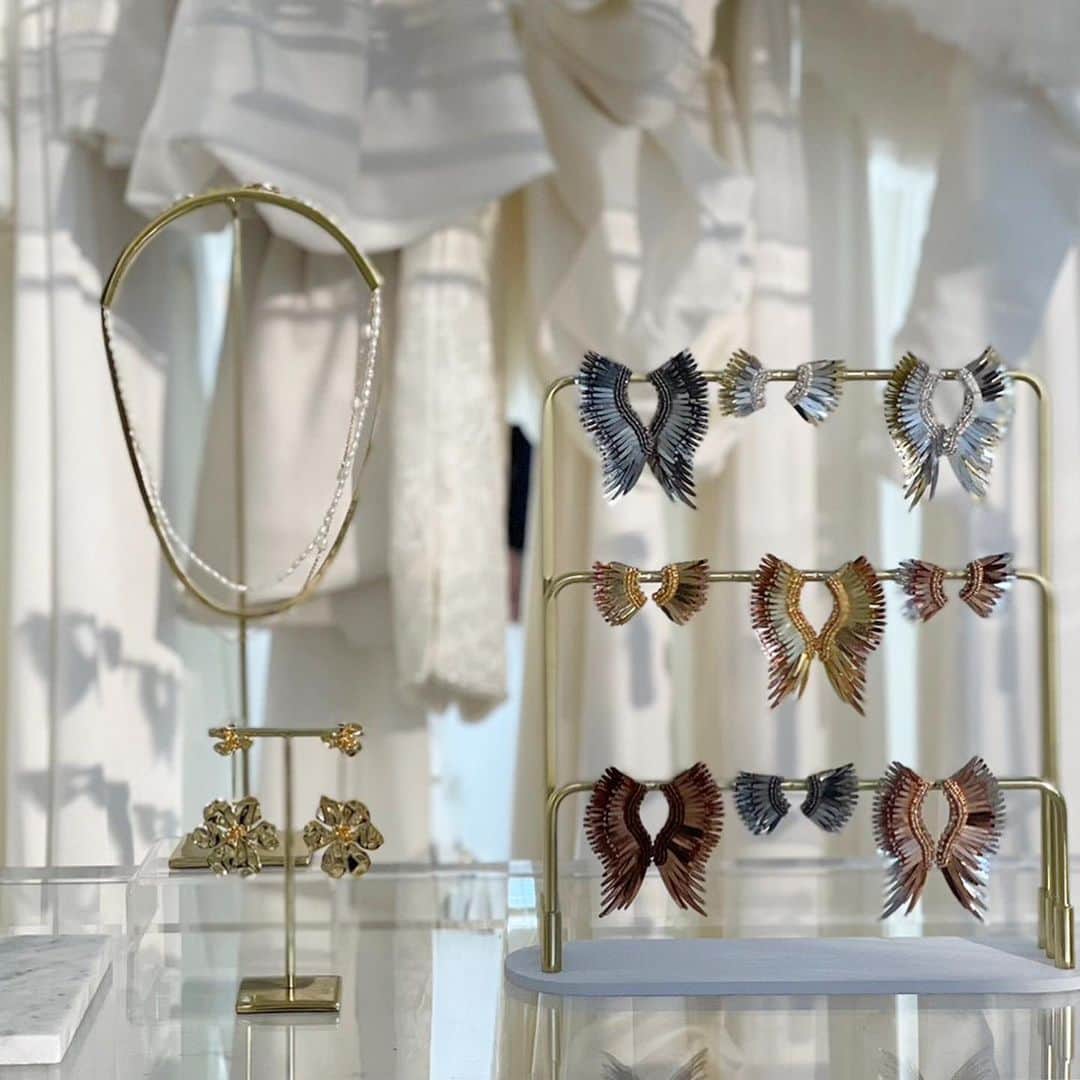 JUNOさんのインスタグラム写真 - (JUNOInstagram)「"Various accessories!!"  春の訪れとともに 今季も心待ちにしていた　 Bridal Fashion Weekがやってきました。  ニューヨークで開催されている ブライダルファッションウィークで JUNOのバイヤーもコレクションを巡り、 花嫁さまのためのドレスを一点一点、 想いを込めてバイイングしています。  トレンドインし続けてきた フラワーモチーフやボリュームスリーブ、 レースやボウをモードにアップデートしたデザインも 目を惹く今回のコレクション。  お届けできることを、 心より楽しみにしています。  @juno_weddingdress のアカウントで 引き続き最新の情報をお届けしてまいります。 ぜひお楽しみに🕊  You can see the new collections and latest things of #nybfwspring24 on this account. Please keep checking.  ※画像はNew York bridal fashion weekの ご紹介となります。 全てのドレスを入荷予定ではございませんので 予めご了承ください。  #junowedding #wedding #weddingdress #weddinggown #nybfw2024 #newyorkbridalfashionweek」4月14日 23時35分 - juno_weddingdress