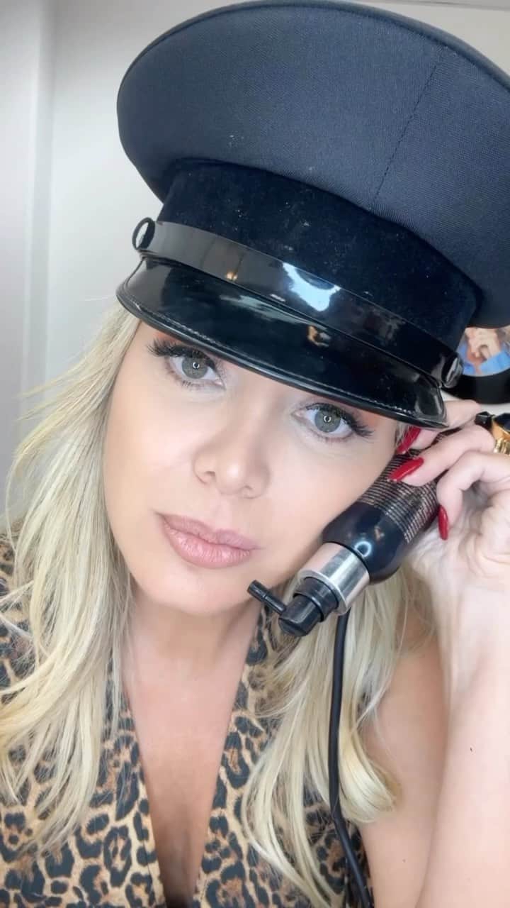 Eliana Michaelichin Bezerraのインスタグラム：「Sabe quando vc já tá tão cansada e começa a fazer brincadeiras sem sentido no meio do trabalho pra dar umas risadas? Esse vídeo foi gravado ontem a noite depois de muitas horas de gravação 😅  Vai viajar neste final de semana? Apertem os cintos e ouçam com atenção as instruções do comandante.   Uma linda sexta, com bom humor, pra todos nós❤️」