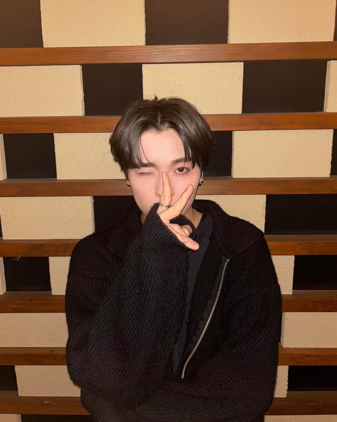 のインスタグラム：「Good night🌙✌🏻  #koshinalbum #bugvel #ootd」