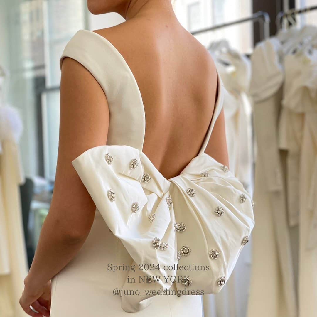 JUNOのインスタグラム：「"Unique back styles!!"  春の訪れとともに 今季も心待ちにしていた　 Bridal Fashion Weekがやってきました。  ニューヨークで開催されている ブライダルファッションウィークで JUNOのバイヤーもコレクションを巡り、 花嫁さまのためのドレスを一点一点、 想いを込めてバイイングしています。  トレンドインし続けてきた フラワーモチーフやボリュームスリーブ、 レースやボウをモードにアップデートしたデザインも 目を惹く今回のコレクション。  お届けできることを、 心より楽しみにしています。  @juno_weddingdress のアカウントで 引き続き最新の情報をお届けしてまいります。 ぜひお楽しみに🕊  You can see the new collections and latest things of #nybfwspring24 on this account. Please keep checking.  ※画像はNew York bridal fashion weekの ご紹介となります。 全てのドレスを入荷予定ではございませんので 予めご了承ください。  #junowedding #wedding #weddingdress #weddinggown #nybfw2024 #newyorkbridalfashionweek」