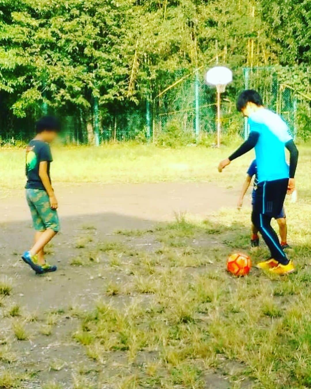 吉田眞紀人のインスタグラム：「... 子どもたちにスポーツの魅力と楽しさを知ってもらいたい。  僕も小さい頃は今でも出来なかった事が、何度も練習して出来るようになった嬉しさに感動してた。  その時の成功体験が次の壁を乗り越えるパワーになった。  努力することの大切さや、何事も諦めないということ。  成長していく上で凄く大事なことをサッカーを通じて学んだ。  スポーツとは人生において大事なことを沢山学べるものだと僕は思います。 ...  #吉田まきと #スポーツで健康に #木更津市出身初のJリーガー #木更津に新しい景色を #木更津 #木更津市議会議員選挙」