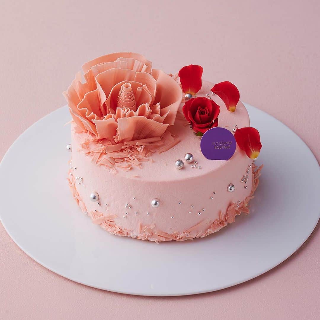 InterContinental Tokyo Bayさんのインスタグラム写真 - (InterContinental Tokyo BayInstagram)「. 💐Add a touch of refinement to the celebration for Mother’s Day with an elegant carnation cake crafted by our pastry chefs, which is available for reservation at N. Y. Lounge Boutique.  The cake set with flower bouquet or a luxurious takeout set are also good choices for this special day.   Say thank you to your mother for all she does and blossom her heart with our special gifts.  ニューヨークラウンジブティックでは、母の日にふさわしいピンクのカーネーションをイメージした「母の日スペシャルショートケーキ」のご予約をスタート💐  お花束もしくはアレンジメントフラワーの付いたセットも用意いたしました。  また、ホテルの本格的なお味をご自宅でお楽しみいただける『おうちde母の日セット』もラインナップ。  普段はなかなか伝えられない、お母様へ日頃の感謝の気持ちを華やかなケーキとともにお届けください💕  #Intercontinentaltokyobay #Intercontinental  #インターコンチネンタル東京ベイ  #ホテルインターコンチネンタル東京ベイ  #nyラウンジブティック #nyloungeboutique #MothersDay #HappyMothersDay #Mother #母の日 #母 #母の日ケーキ  #カーネーション  #カーネーションケーキ」4月14日 23時51分 - intercontitokyobay