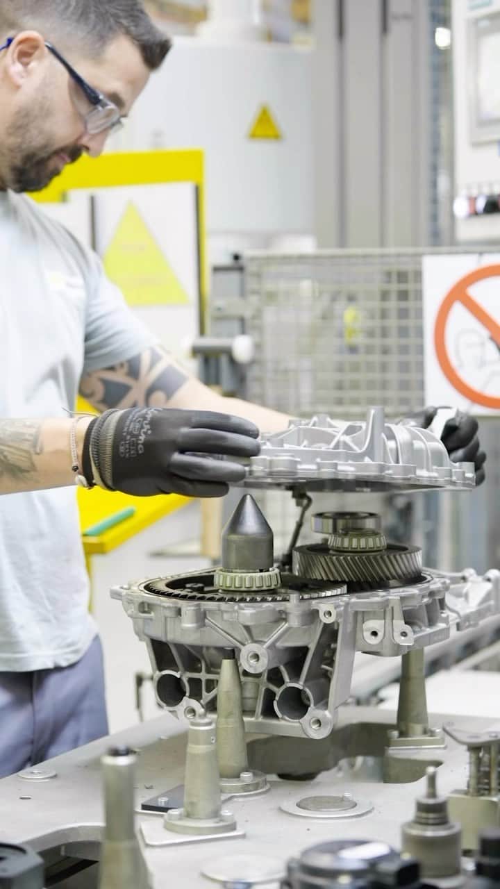 ルノーのインスタグラム：「Assembly of the Renault Megane E-Tech 100% electric reducer is in progress! The reducer of the #Renault Megane #ETech 100% electric is manufactured at the Seville Refactory, Spain. ⚙️⚡️ #PassionIndustry」