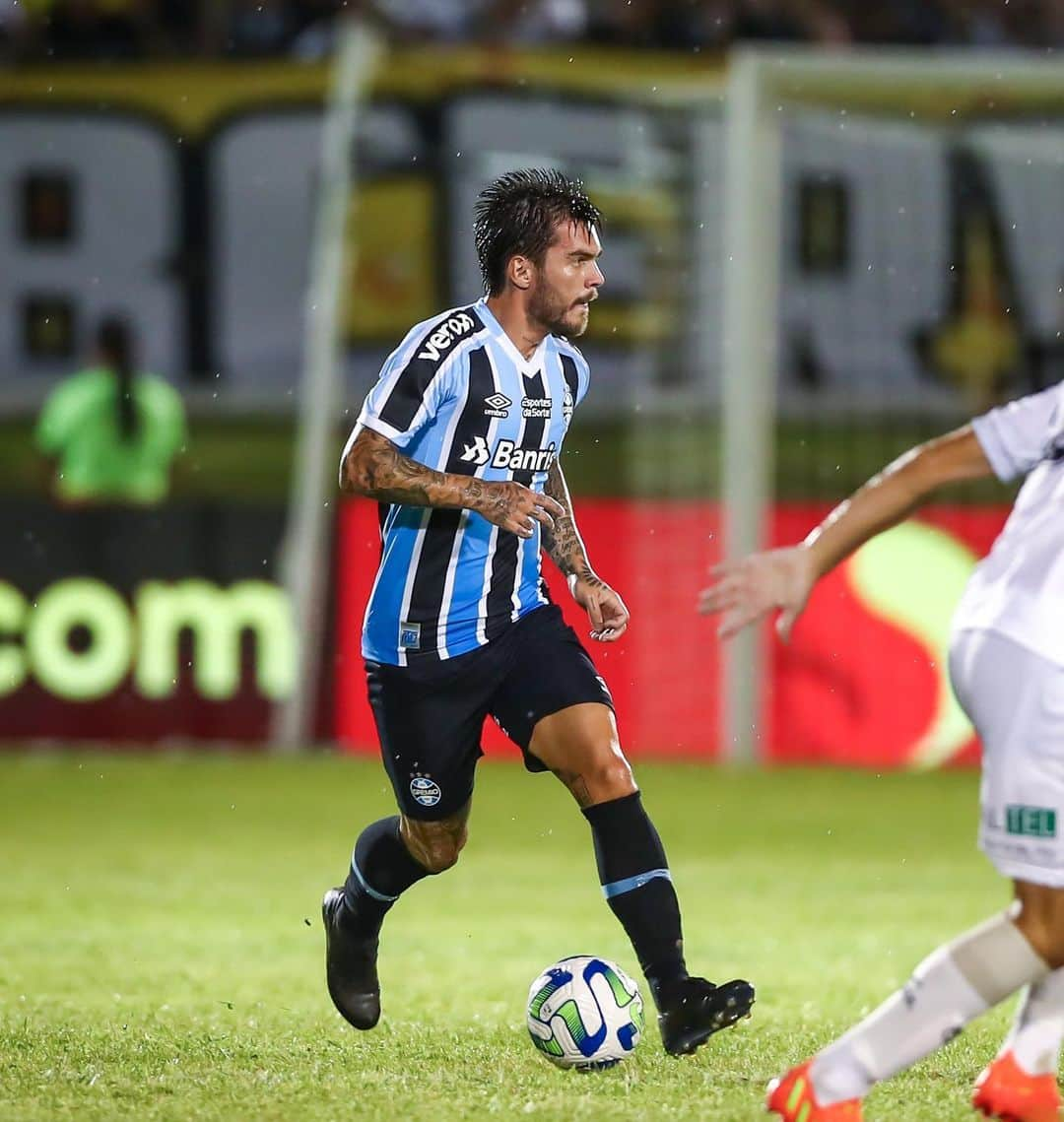 ナタンさんのインスタグラム写真 - (ナタンInstagram)「Muito feliz por fazer a minha estreia pelo @gremio e ajudar meus companheiros em uma vitória importante! 🇪🇪   📸: @lucasuebel / GRÊMIO FBPA」4月14日 23時52分 - nathan10