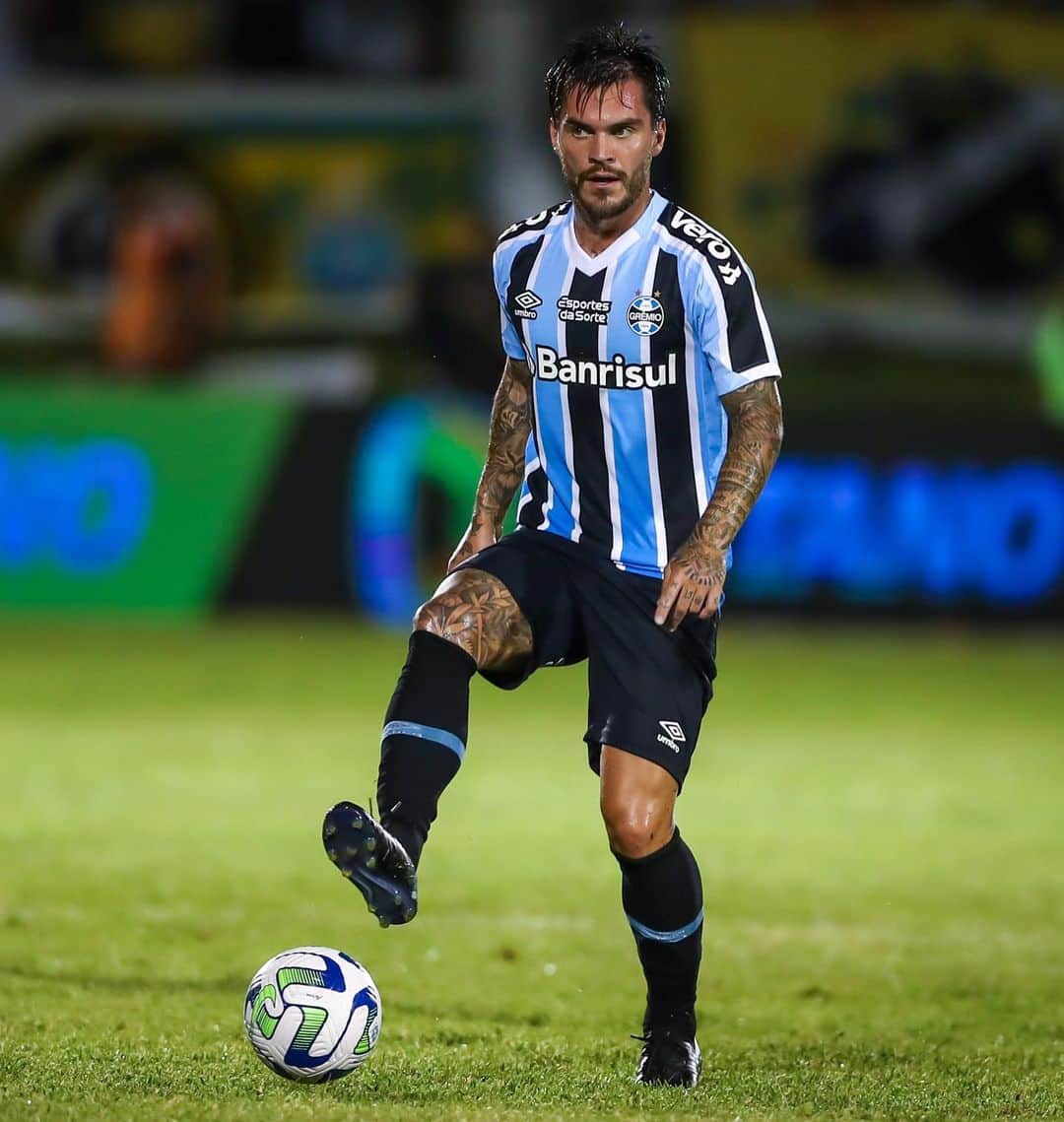 のインスタグラム：「Muito feliz por fazer a minha estreia pelo @gremio e ajudar meus companheiros em uma vitória importante! 🇪🇪   📸: @lucasuebel / GRÊMIO FBPA」