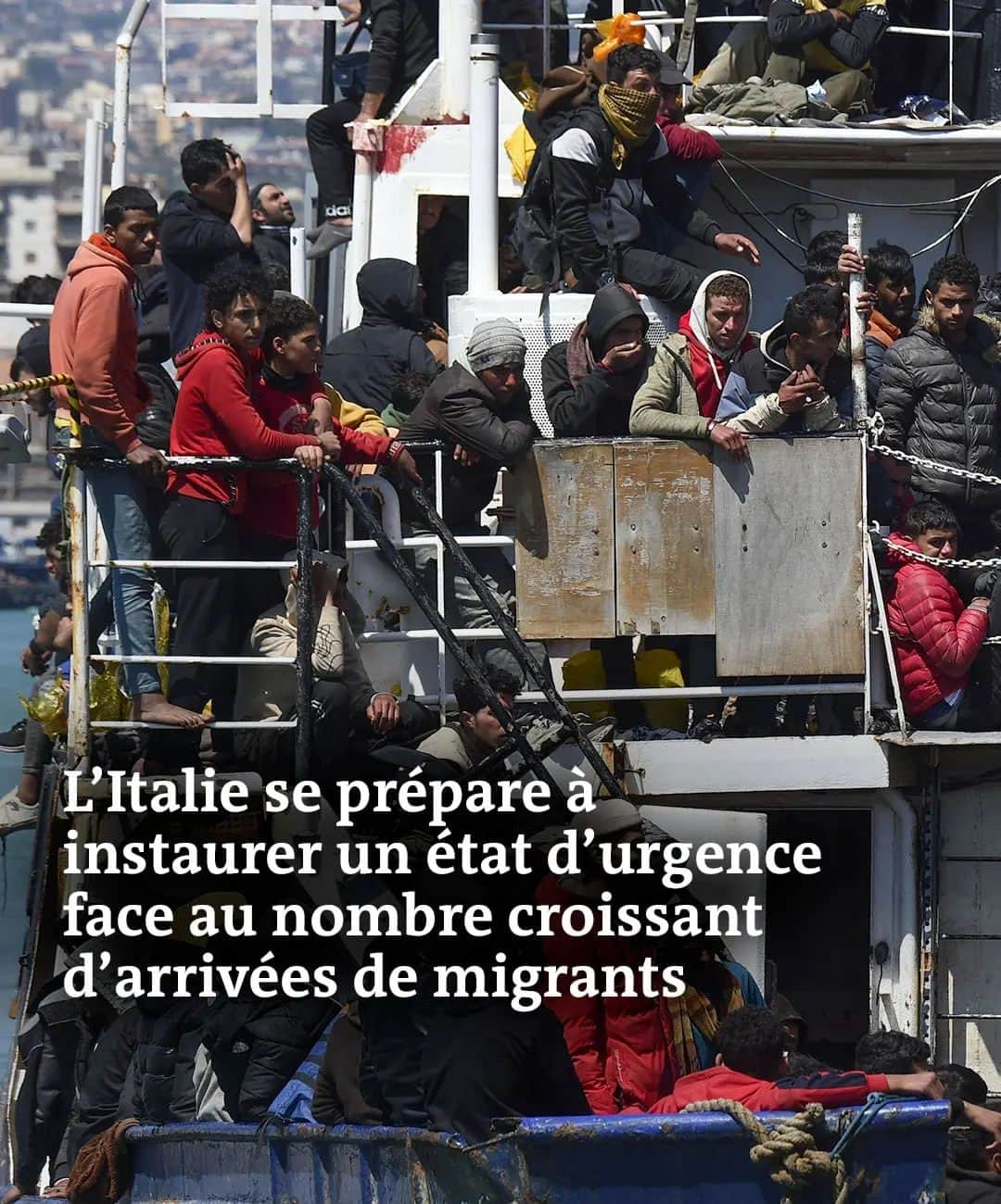 ルモンドのインスタグラム：「Le Syndicat national des journalistes tunisiens (SNJT) a appelé, mardi 11 avril, au boycott des travaux du Parlement après que les médias privés et étrangers ont été empêchés de couvrir la séance plénière pour la deuxième fois consécutive. Sous la pression, le président de l’Assemblée des représentants du peuple (ARP) a annoncé que tous les médias pourraient être accrédités à partir de ce mercredi. Une petite victoire dans un contexte de plus en plus pesant pour les journalistes en #tunisie.  Présent devant le siège de l’institution, Yassine Jelassi, le président du SNJT, a dénoncé « une volonté de retourner aux anciennes pratiques », avec « un Parlement fermé et opaque ». « Les médias publics se transforment en médias gouvernementaux, s’alarme Khaoula Boukrim, rédactrice en chef du site d’information Kashf Media. On ne peut même pas compter sur la télévision nationale pour retransmettre correctement la séance plénière, il lui arrive de couper le son. »  Après le coup de force du président Kaïs Saïed, le 25 juillet 2021, et le limogeage trois jours plus tard du PDG de la télévision nationale, la nouvelle direction n’a pas tardé à exclure de ses plateaux toute voix dissidente, avec une programmation dénuée de débats politiques et un journal qui communique en priorité sur les activités de l’exécutif. - #tunisie #medias #journalisme #libertedelapresse #democratie - Texte : Monia Ben Hamadi - Photo : Amira Mohamed, la vice-présidente du Syndicat national des journalistes tunisiens, dans son bureau à Tunis, le 4 octobre 2022. @jihed_abidellaoui / Reuters」