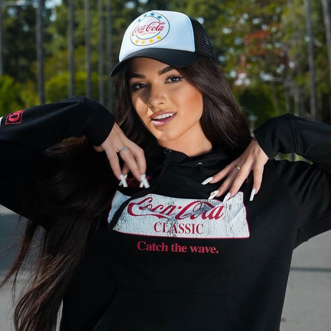 エアロポステールのインスタグラム：「Catch the latest wave in #AeroCocaCola #WearAero」