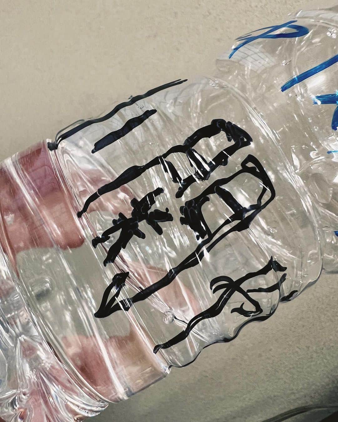 小関裕太さんのインスタグラム写真 - (小関裕太Instagram)「今日の一コマ  袖水に  誰かが落書きしとった  アンサー書いた。  小関や！！  #舞台キングダム」4月14日 23時55分 - yuta_koseki_68