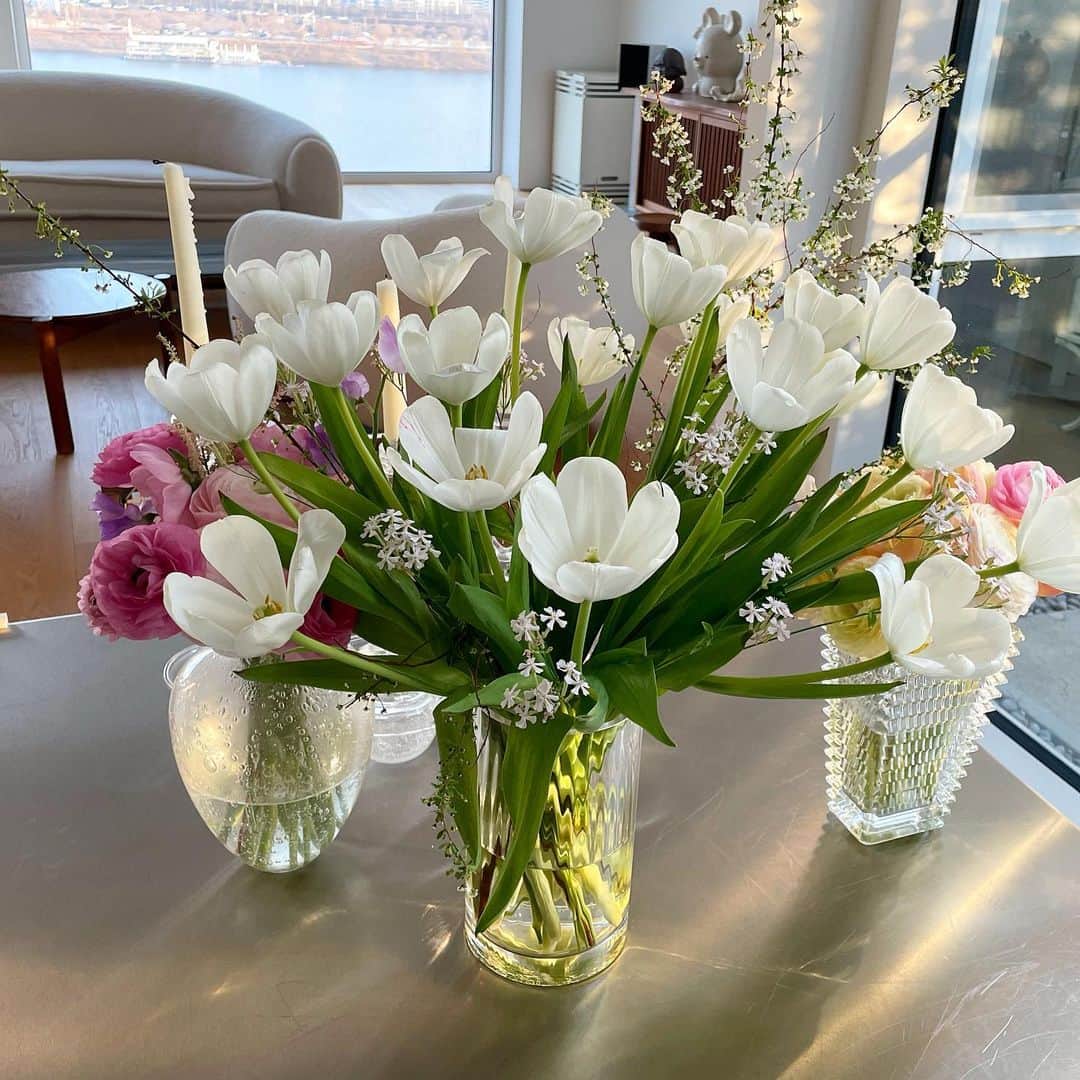 ミン・ヒョリンのインスタグラム：「찐💕친구들이 준 생일꽃🌸💐🌼사진 내일 또 올릴까요? 계속 올릴까용😬😬」