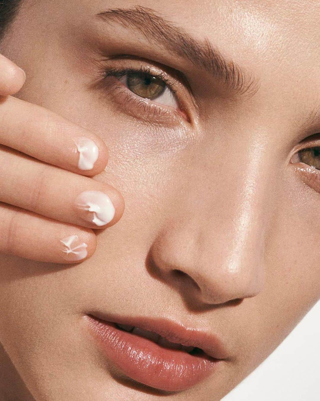 ドゥラメールのインスタグラム：「Three reasons your daily ritual needs our newly reformulated Moisturizing Soft Cream:  ☁️ It helps improve elastic firmness for stronger, more resilient skin ☁️ In only 8 weeks, visible signs of aging begin to fade*  ☁️ It deeply moisturizes and brings forth the radiance from within  But the best of all? You can shop it during @sephora Beauty Insider Event.  Shop all La Mer exclusives @sephora online between 4/14-4/24. For Beauty Insiders in the United States. Exclusions/terms apply, see Sephora.com for details.  #lamer #lamerskincare #lamersoftcream *Clinical testing on 51 women after using product twice daily.」