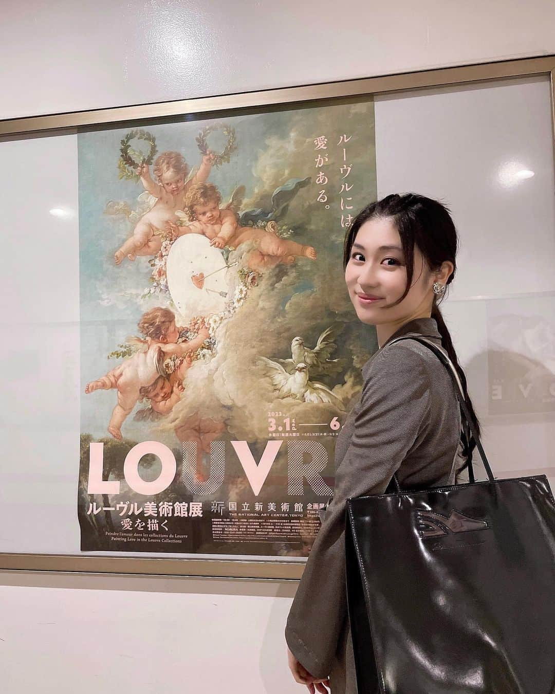 二木蒼生のインスタグラム：「すごく気になっていたルーブル美術館展🪽行ってきました♡ "愛"をテーマにルーブル美術館から集められた作品たち ポスターにもなっている「アモルの標的」が1番お気に入り👼🏻 どの作品も肌のなめらかさ、布の柔らかさや質感が絵とは思えないぐらいリアルでした 優しく見守る愛、力強い愛、悲劇の愛、愛の描かれ方も様々で興味深かったです😌 日本まで遥々運んでくれたことに感謝🛳️  #ルーブル美術館展 #ルーブル美術館 #ルーブル #国立新美術館 #美術館 #美術館めぐり #ルーブルには愛がある #六本木 #アモル #アモルの標的 #天使」