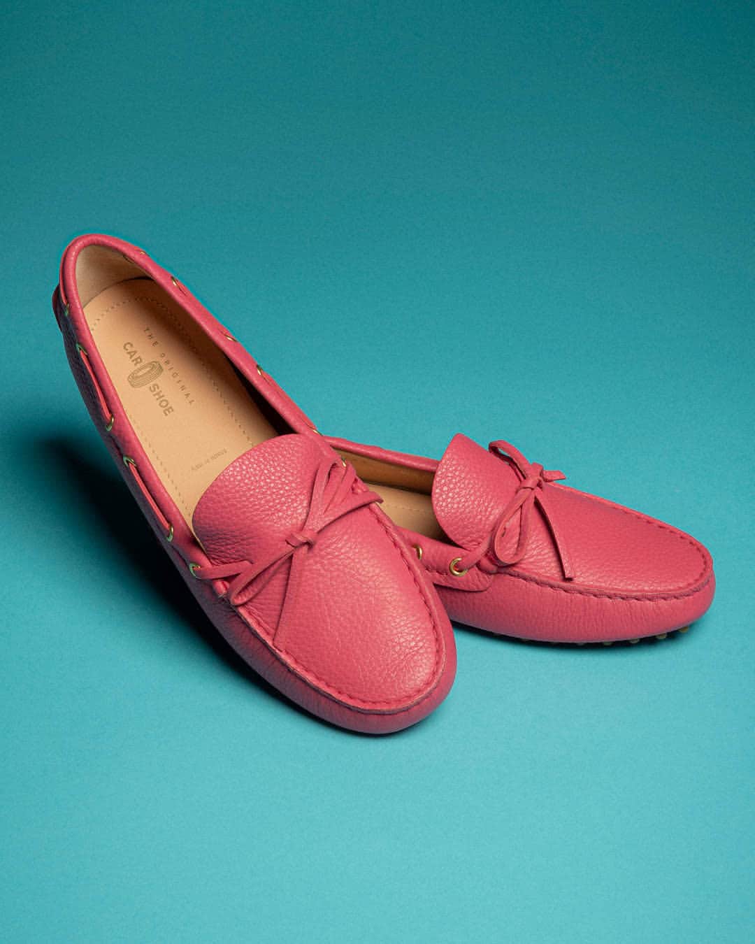 カーシューのインスタグラム：「The spring season in peony pink! Add a splash of color to your feet, wear #DrivingShoes.」