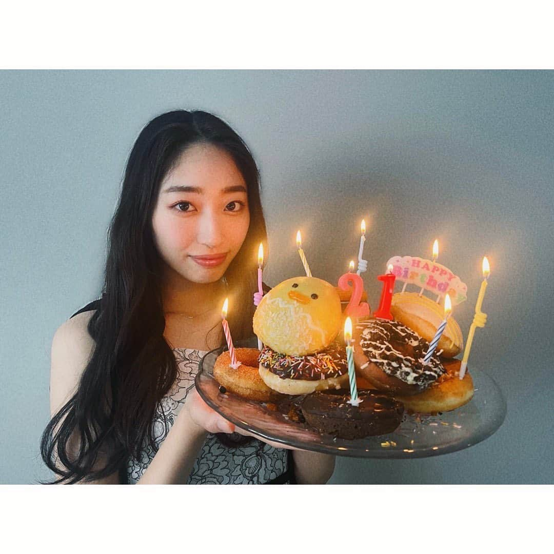 高野渚さんのインスタグラム写真 - (高野渚Instagram)「. 21歳になりました！！ . 初心と感謝を忘れずに。 21歳は自分の新しい部分もどんどん発見していきたいなあ . これからも頑張るので応援よろしくお願いします🥰🥰 .  #21  #birthday  #ドーナツケーキ」4月15日 0時00分 - _takanonagisa_