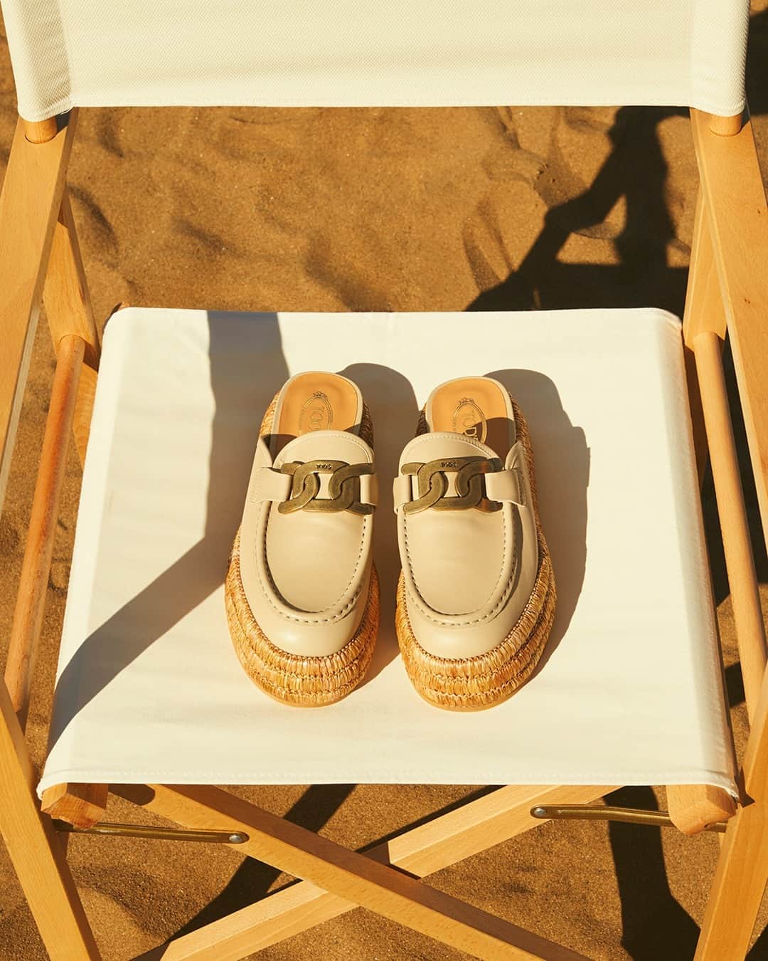 のインスタグラム：「The Kate platform in raffia: a signature staple from the new collection.  #TodsSS23 #Tods」