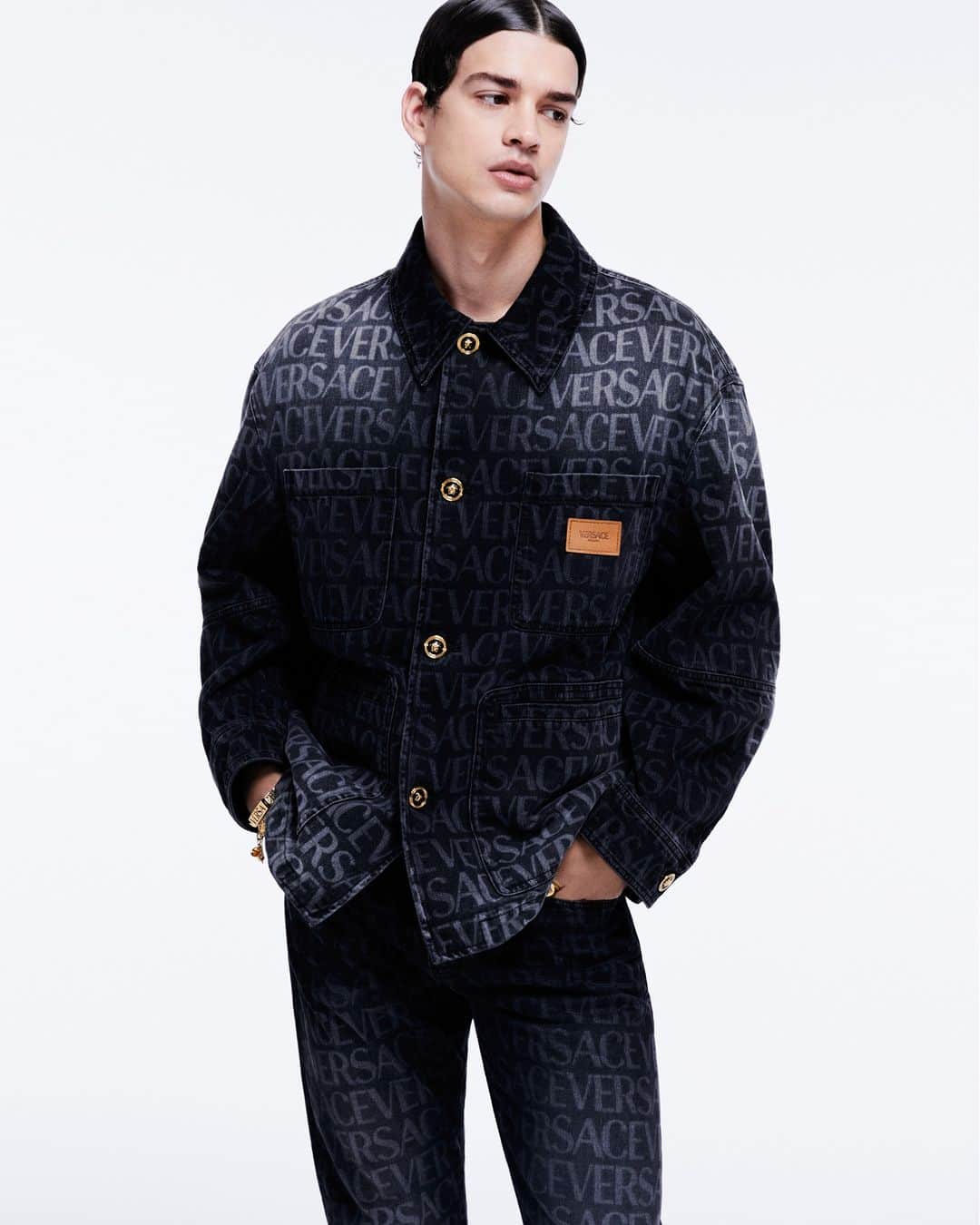 ジャンニヴェルサーチのインスタグラム：「The Versace Allover multi-logo motif for #VersaceSS23  Now at Versace.com via the link in bio  #VersaceRepeat」