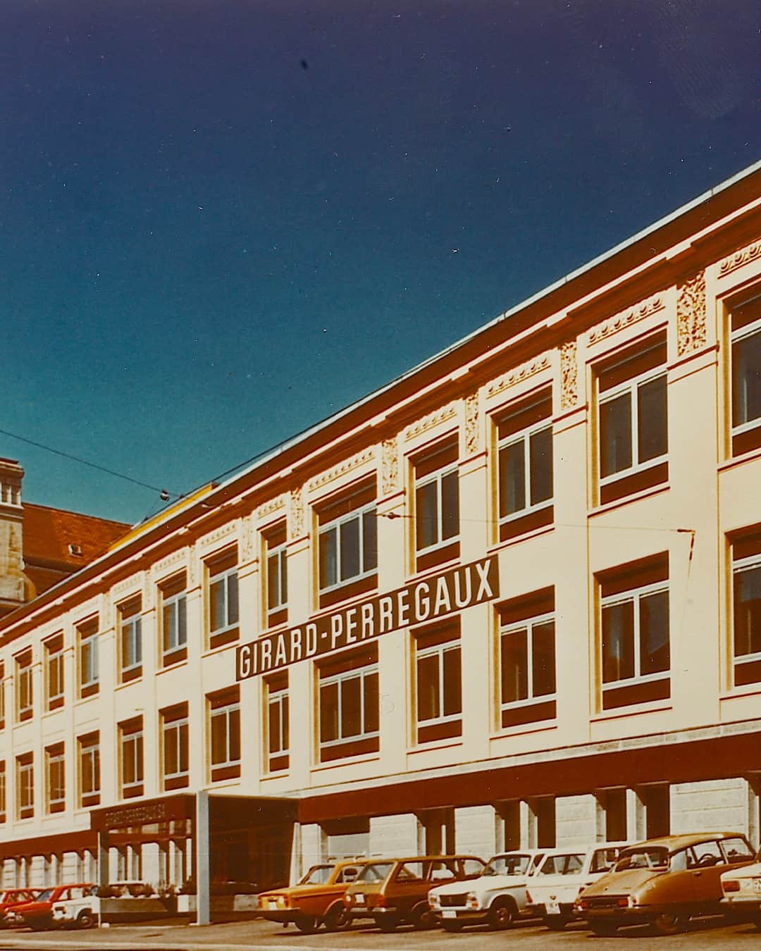 ジラールペルゴのインスタグラム：「Did you know that watchmaker Jean-François Bautte was the first to unite all the complementary artisans under one roof? Following in the footsteps of our forefather, we developed the concept of manufacture with our comprehensive approach in La Chaux-de-Fonds, avant-garde with inventive watchmaking all conceived and developed in-house. A visionary approach that we perpetuated... to this day.⁣ ⁣ This is how we do it!」