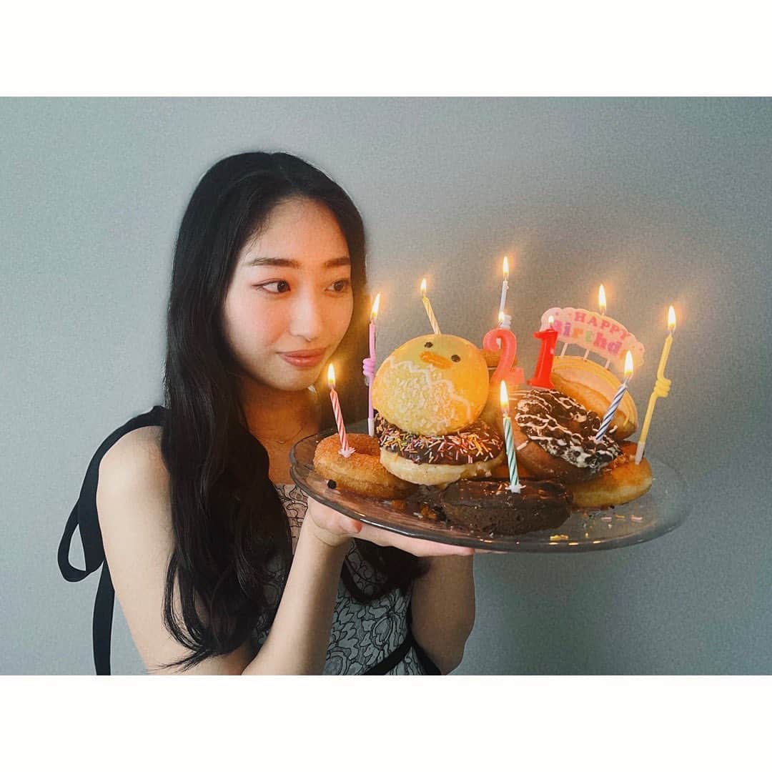 高野渚のインスタグラム：「. 21歳になりました！！ . 初心と感謝を忘れずに。 21歳は自分の新しい部分もどんどん発見していきたいなあ . これからも頑張るので応援よろしくお願いします🥰🥰 .  #21  #birthday  #ドーナツケーキ」