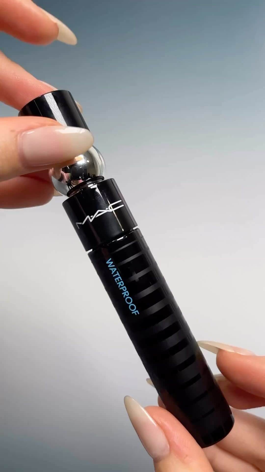 M·A·C Cosmetics BRのインスタグラム：「A queridinha de todos, agora ainda mais especial, na versão À PROVA D’ÁGUA 💦   ✅ 24h à prova d’água  ✅ 24h à prova de manchas  ✅ 24h à prova de lágrimas  e a lista continua....  *Compre agora no site. A nova M•A•CStack Waterproof chega nas lojas físicas a partir do dia 20.04.   #ParaTodoMundoVer: no vídeo aparece as mãos de uma modelo segurando a máscara de cílios à prova d’água M•A•CStack, de embalagem preta, com a logo de M•A•C na tampa do pincel e WATERPROOF “À prova d’água”escrito em azul no corpo da embalagem.   #MACStack #WaterproofMascara #NewArrival」