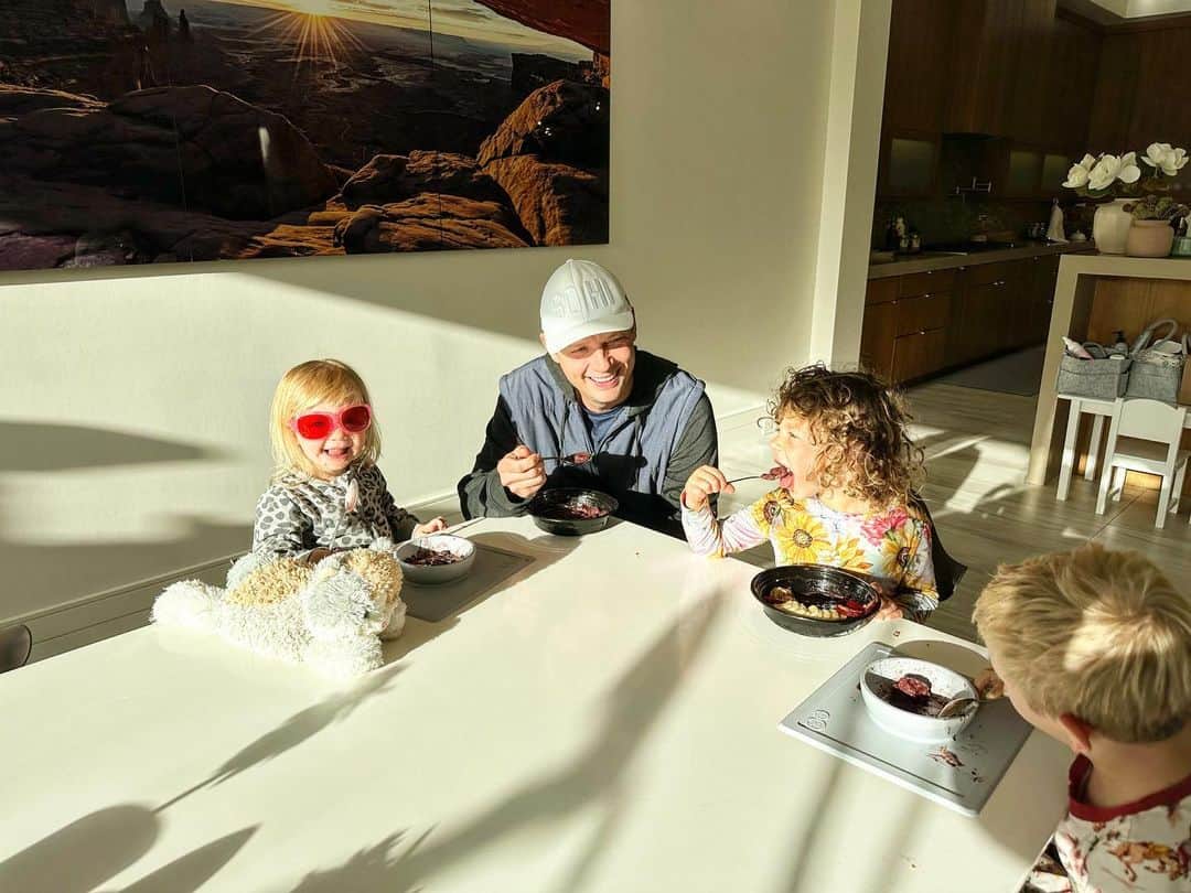 ニック・カーターさんのインスタグラム写真 - (ニック・カーターInstagram)「Eating breakfast with the kids every morning is the light of my day. ❤️」4月15日 0時00分 - nickcarter