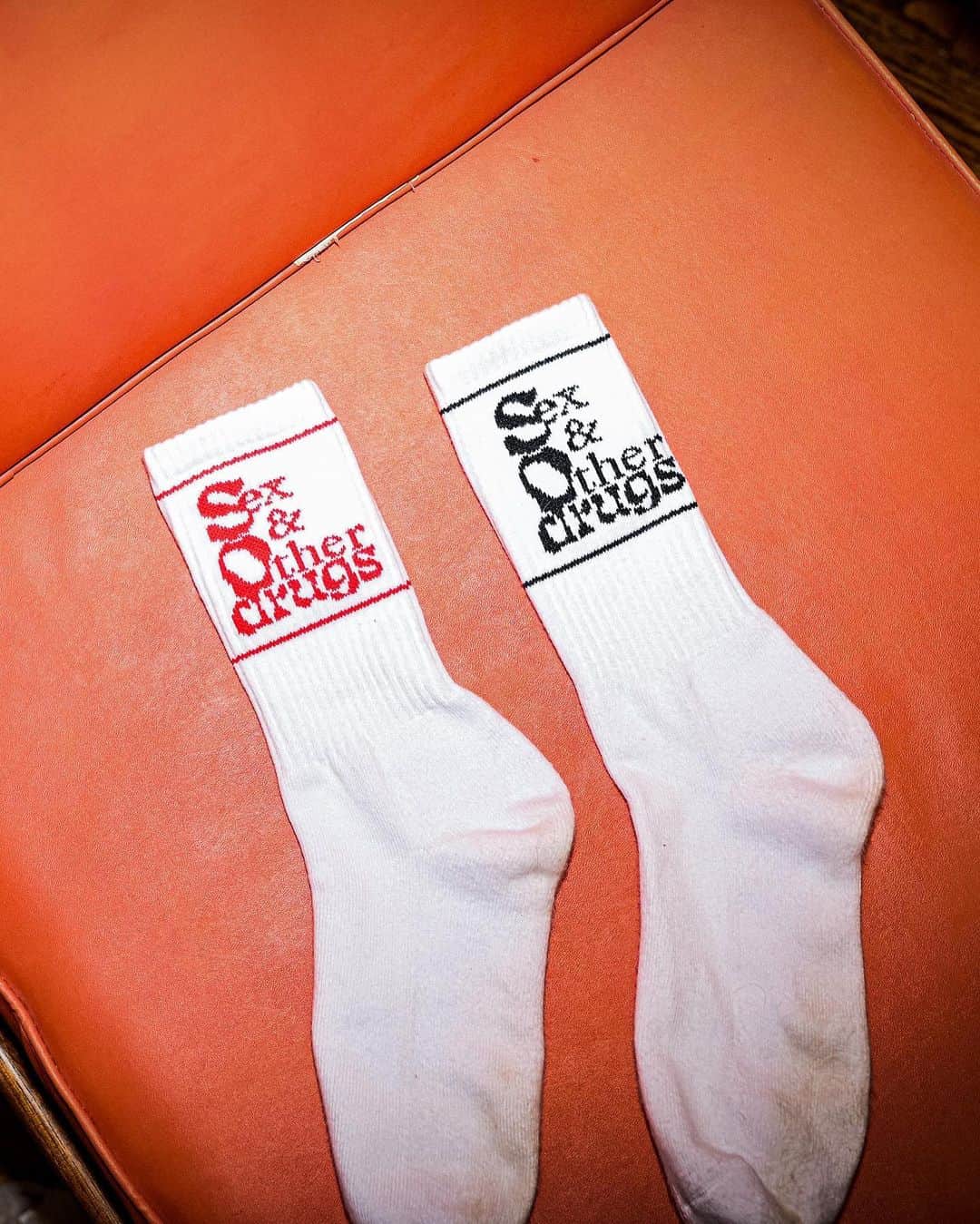 グレイソン・チャンスさんのインスタグラム写真 - (グレイソン・チャンスInstagram)「NEW MERCH DROP ‼️‼️ Sex & Other Drugs Socks + Limited Edition Palladium Lyric Booklet. I designed both pieces and couldn’t be more proud to share them with you. Go & buy before they’re gone xoxoxo」4月15日 0時00分 - greysonchance