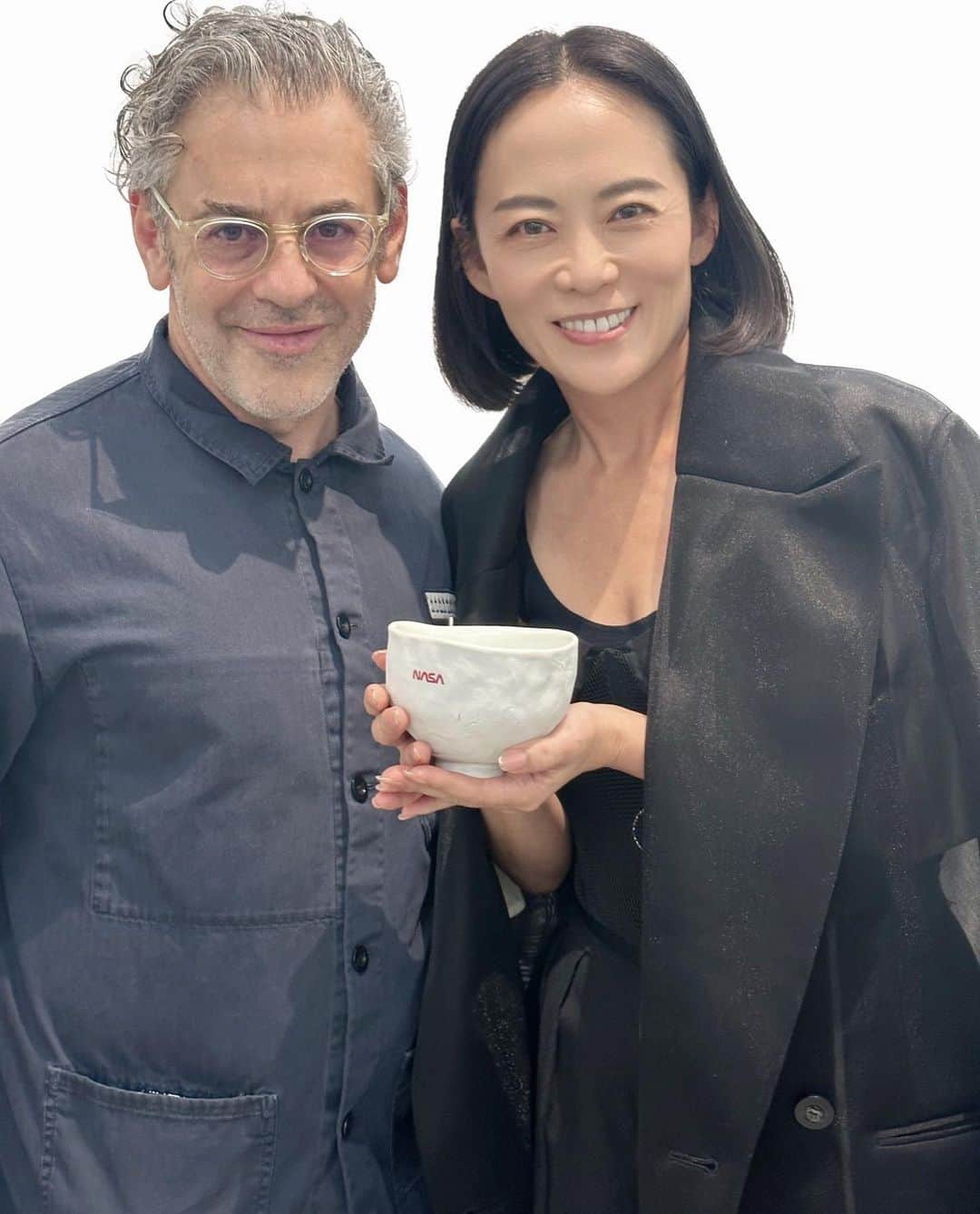 HiRAO INCのインスタグラム：「. Tom Sachs CHAWAN  飾るのでなく、毎日ガンガン使いたい！とトムに伝えたら、 よし！ピッタリの茶碗があるよ！ と選んでくれた白い茶碗  抹茶を頂くだけだけでなく、お味噌汁のんだり、コーンフレーク食べたり，ご飯食べたり、洗浄機にも入れられちゃう  壊れたら、送って！いつでも直すから、と言ってくれたからか、納豆ご飯が頭に浮かびました🍚✨」