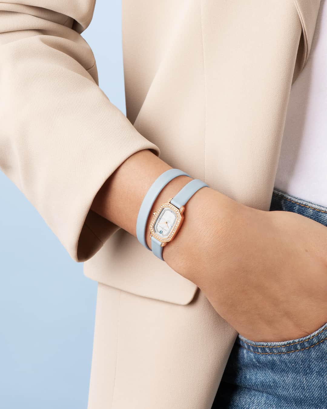 ハリー・ウィンストンのインスタグラム：「The utility of an everyday accessory, with the glamour of a Harry Winston jewel. This soft blue Emerald instantly elevates any look. Add a touch of luxury to your style—link in bio. #HWEmerald #HarryWinston」