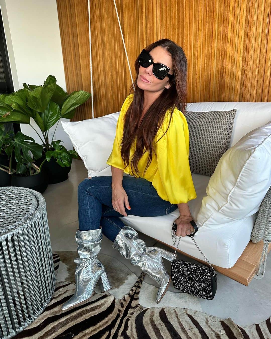 Giovanna Antonelliさんのインスタグラム写真 - (Giovanna AntonelliInstagram)「Qualquer look fica lindo com esse combo bota, óculos e bolsa!! Joga o emoji do seu favorito 👜👢😎 !! Vale colocar os 3 siim!!!  #vizzano #fashion #trend #outfit #sunglasses #vizzanolovers #publidagio」4月15日 0時02分 - giovannaantonelli