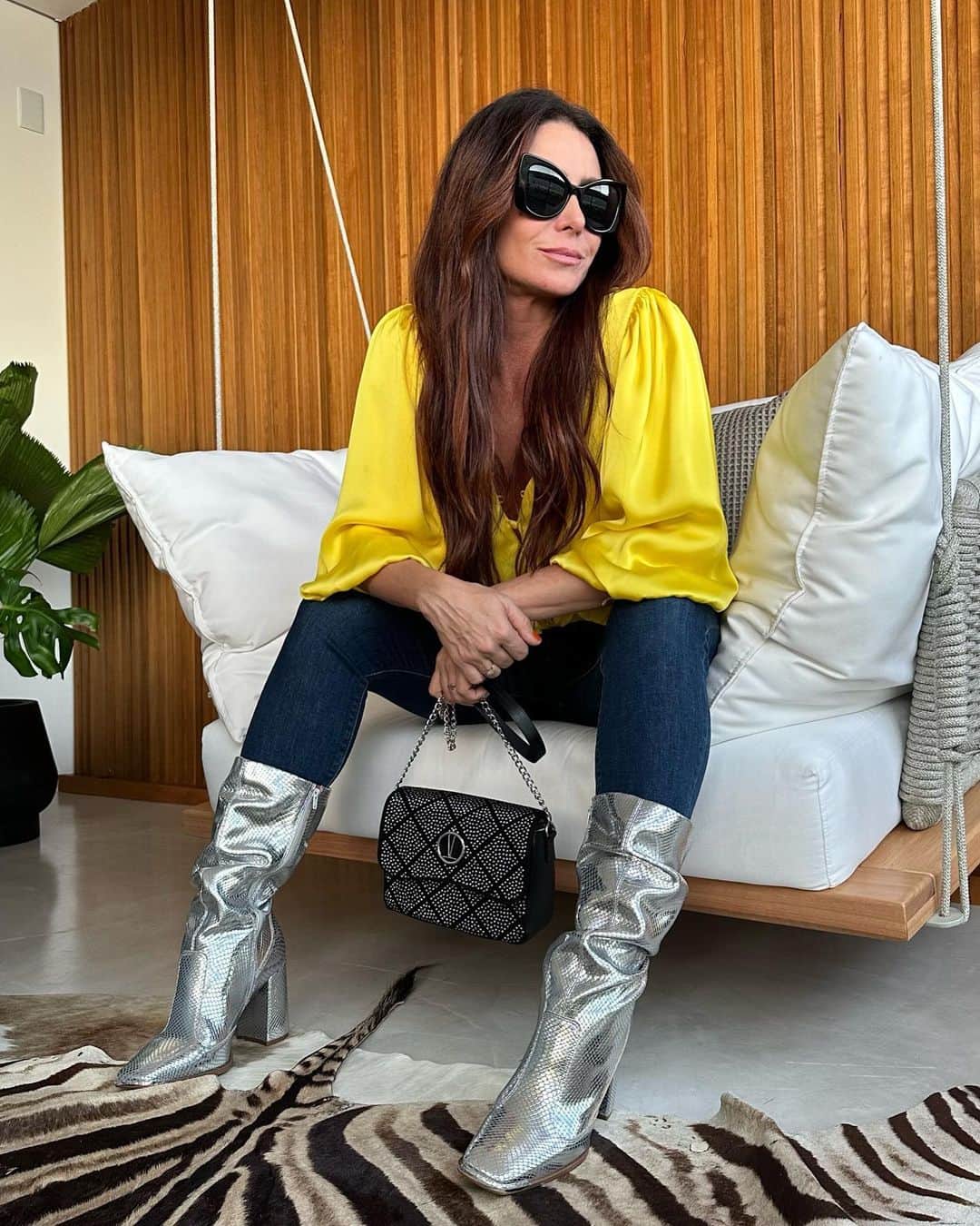 Giovanna Antonelliのインスタグラム：「Qualquer look fica lindo com esse combo bota, óculos e bolsa!! Joga o emoji do seu favorito 👜👢😎 !! Vale colocar os 3 siim!!!  #vizzano #fashion #trend #outfit #sunglasses #vizzanolovers #publidagio」