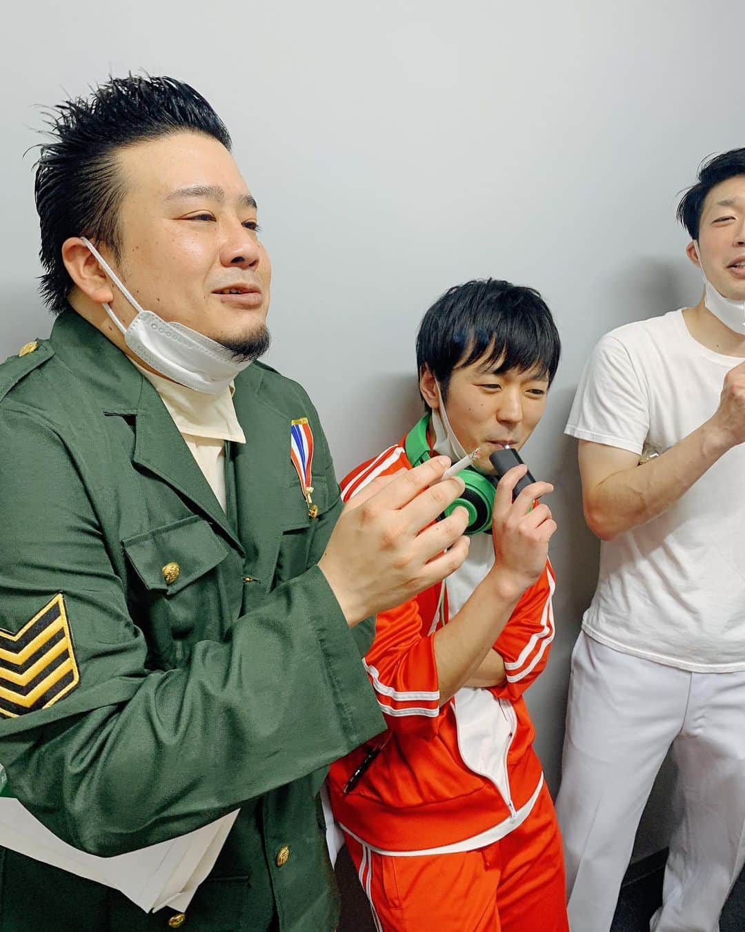 前野悠介のインスタグラム：「チュウニズム！！ めちゃくちゃ楽しかったー！！！ まだ配信買えますので、見逃した方は是非！！！ たくさんのハプニングが大爆笑になる、それは土台となる部分が素晴らしく無ければ起きない現象やと思います！ そしてたくさんのハプニングをすみませんでした！！🙏 喫煙所での一幕なんですが、神崎さんだけ、海外のタバコのネガキャンの風刺的な写真みたいになりました」