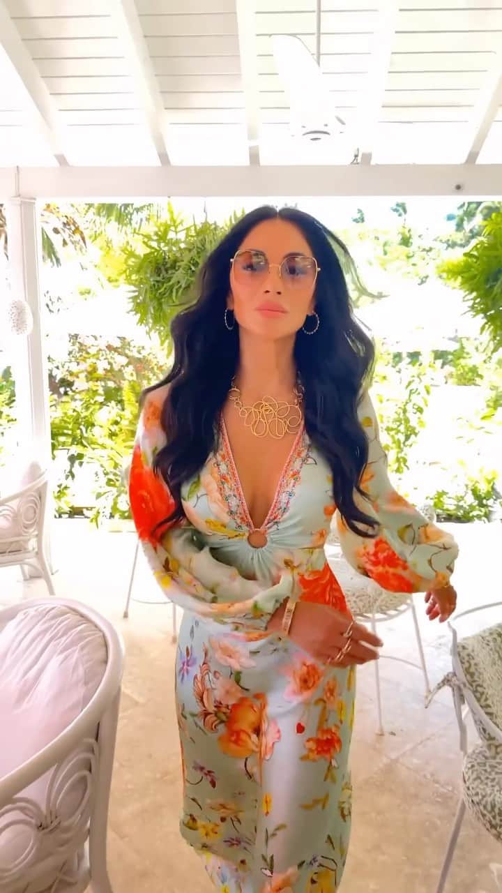 ニコール・シャージンガーのインスタグラム：「Walking into the weekend like… 👠💋🎶」