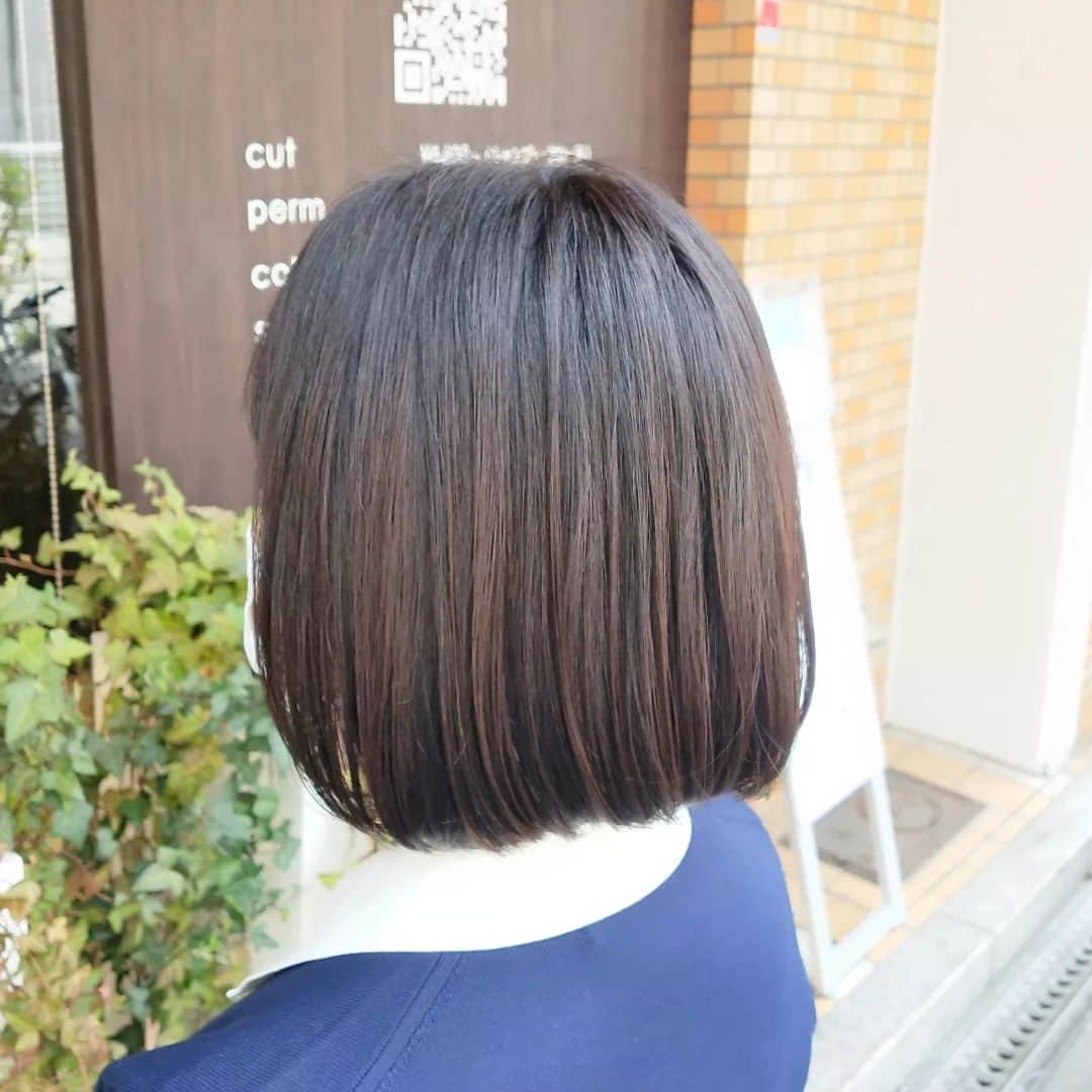 IMAGINE-hairさんのインスタグラム写真 - (IMAGINE-hairInstagram)「いつもありがとうございます😌  ✄お客様スタイル✄  ☆ボブスタイル☆  ワンレン内巻きボブ✨ 酸性のストレートで乾かすだけでナチュラルなストレートボブに✨  スタイリング 👉ブローのみ、バーム仕上げ  メニュー 👉酸性ナチュラルストレート＋カット　¥18,150-  秋山はこんな美容師です。 ✄30代、40代、50代のお客様から支持して頂いてます。 ✄ショートスタイル、ボブスタイルが大得意です。カット技術には自信あるので、まとまりやすく朝のスタイリングを楽にします。 ✄生えグセ、髪質、頭の形等をしっかり見て、顔の黄金比に合わせて小顔小頭スタイルにします。 ✄かれこれ20年。髪質、ヘアスタイル、頭皮の事等どんな悩みもお任せ下さい。  IMAGINEは、こんな方におすすめのヘアサロンです ❁トップをふんわりさせたい方 ❁つむじ割れが気になる方 ❁毎日のスタイリングを楽に決まるようにしたい方 ❁パサつき、ぺたんこ、うねり、頭皮トラブルなど大人女性のお悩みを持たれてる方 ❁小顔、小頭にしたい方  IMAGINEでは、、、 ・髪の毛、頭皮の様々なお悩みを解消します。 ・パサつき、ぺたんこ、うねり、細毛、抜け毛など大人女性のお悩みもお任せ下さい。 ・日本で唯一のパーマでぺたんこ、つむじ割れを解消します。 ・毎日のスタイリングが楽になるように傷めずまとまり長持ちするヘアスタイルを提供します。 ・顔、頭の黄金比(美しく見えるバランス)をベースに小顔、小頭のヘアスタイルにします。  【IMAGINE天神橋店の料金】 ❁カット　¥6,600 ❁カット＋ファイバープレックスカラー　¥15,950 ❁カット＋ファイバープレックスカラー＋トリートメント　¥20,570 ❁根元ふんわりパーマ＋カット　¥14,850 ❁つむじ割れ解消ポイントパーマ＋カット　¥11,550 ❁酸性ナチュラルストレート＋カット　¥18,150  【アクセス】 〒530-0041 大阪市北区天神橋３−６−２２ TEL  ０６−６３５１−８０２０  詳しくはホームページをご覧ください www.imagine-hair.com  【定休日】毎週月曜日、第2,3,5火曜日  【受付時間】 　【火】12：30～18：00 　【水−土】10：00～18：30 　【日・祝】10：00～17：30  ご予約や気になる方、メニューなどのご相談は お電話(０６−６３５１−８０２０)もしくはDMからお気軽にご連絡下さい❁¨̮   #ショート#ショートヘア#ショートヘアスタイル#ボブ#ボブショート#ショートボブ#ボブヘア#パーマヘアスタイル#インナーカラー#デジタルパーマ#ストレートパーマ#メンズパーマ#ファイバープレックス#つむじ割れ解消#つむじ#脱白髪染め#ハイライト#30代ヘア#40代ヘア#50代ヘア#天神橋美容室#天満美容室#南森町美容院#天神橋美容院#天満#南森町#扇町#天神橋#天神橋筋商店街」4月15日 0時12分 - imagine.365.359