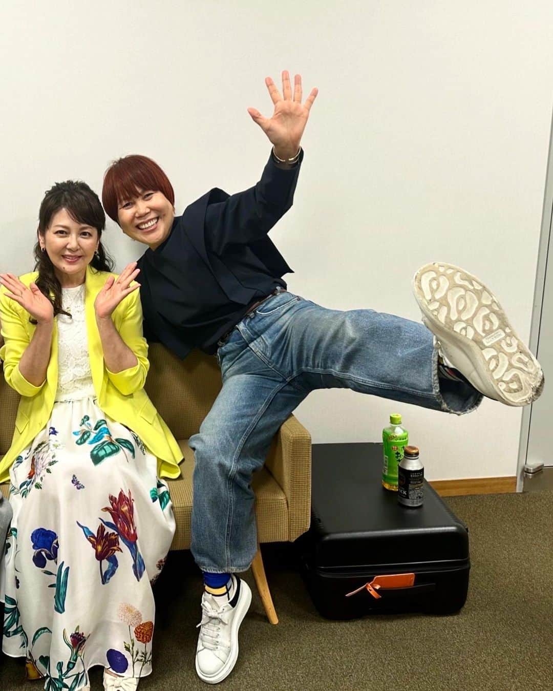のインスタグラム：「お久しぶりの #南野陽子 ちゃんのお仕事で富山へ。  富山着いた時はけっこうな雨だったのにトークショー始まる頃に雨あがり帰る時には晴れてた〜😆☀️  お仕事無事終わり、せっかく富山来たんだからやっぱお寿司っ🍣😋 で駅直結の 「廻る富山湾 すし玉 」へ 🍣🐟🦀🐡🦐🐙🦑  時間までたんまり美味しくいただき、お土産買って売り場からすぐに新幹線乗れちゃうからとっても便利✌🏻  車内販売でアイスクリームと #のどぐろビーバー 買って爆睡したらもう東京。  あー 楽しく美味しい1日でした🧡  #knb女性セミナー #廻る富山湾すし玉  #北陸新幹線かがやき #元祖おわら玉天 #林盛堂本店」