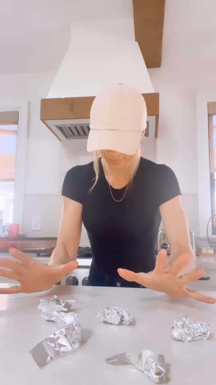 ローラ・ヴァンダーヴォートのインスタグラム：「This seems about right…. #foiledagain #noenergy」