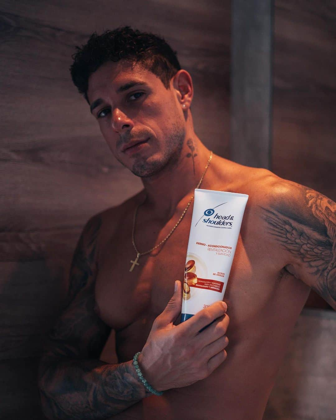 Hugo Garciaのインスタグラム：「Morning routine 🙌🏾🖤 Siempre usando mi dermoacondicionador con aceite de Argán, básico después de hacer deporte, ya que me deja el pelo suave e hidratado!! Ya lo probaron? @headandshouldersla」